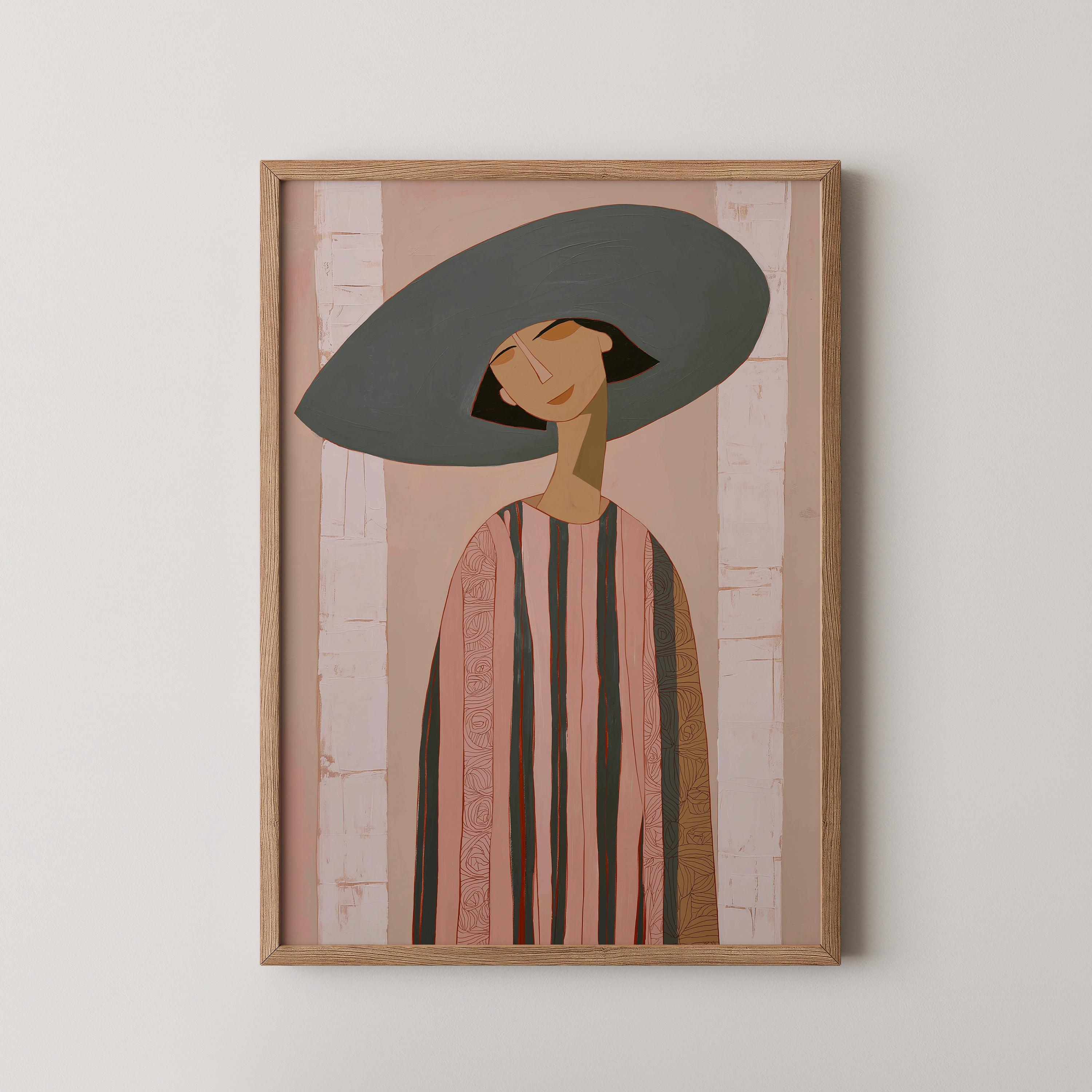 יצירת דמות אמנותית של אישה עם כובע רחב, בקווים רכים ובגוונים חמים, תלויה על קיר בהיר בסלון מעוצב