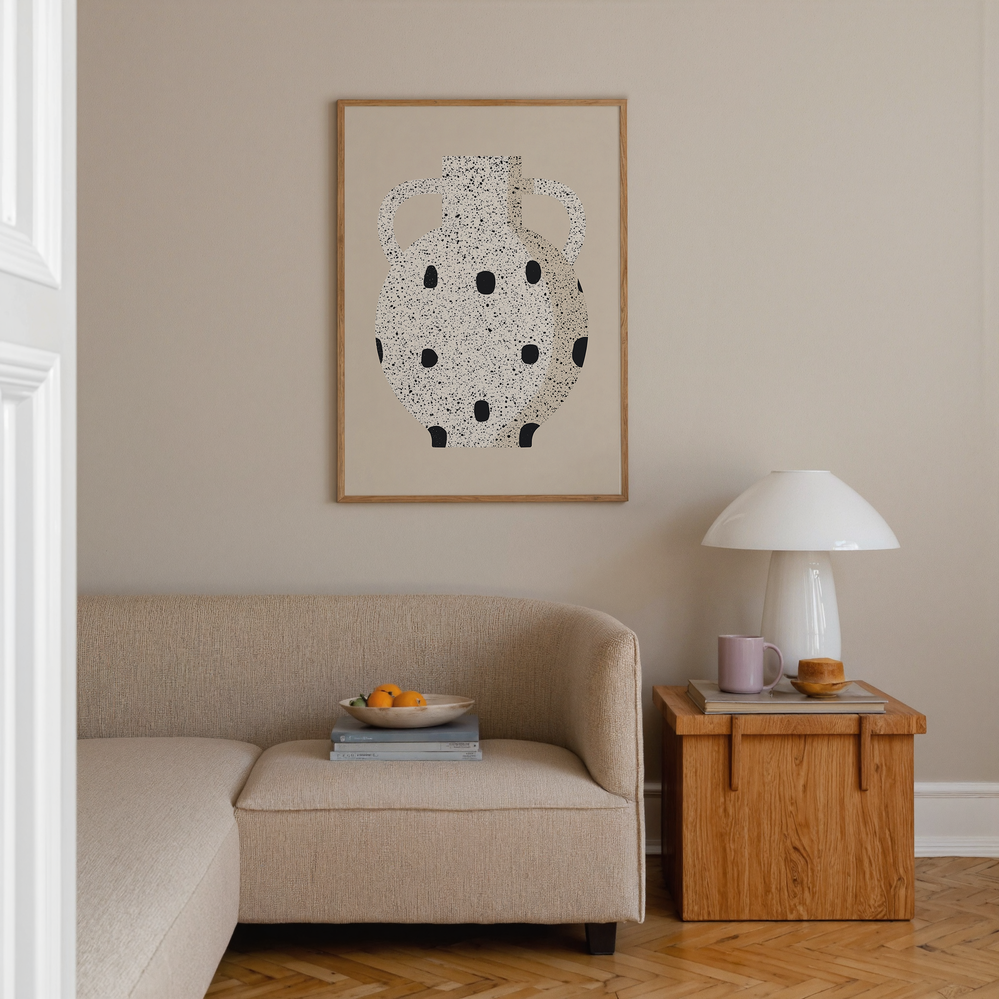 הדפס אמנותי מינימליסטי של כד עם טקסטורת נקודות בגוונים טבעיים, ממוסגר בסגנון מודרני