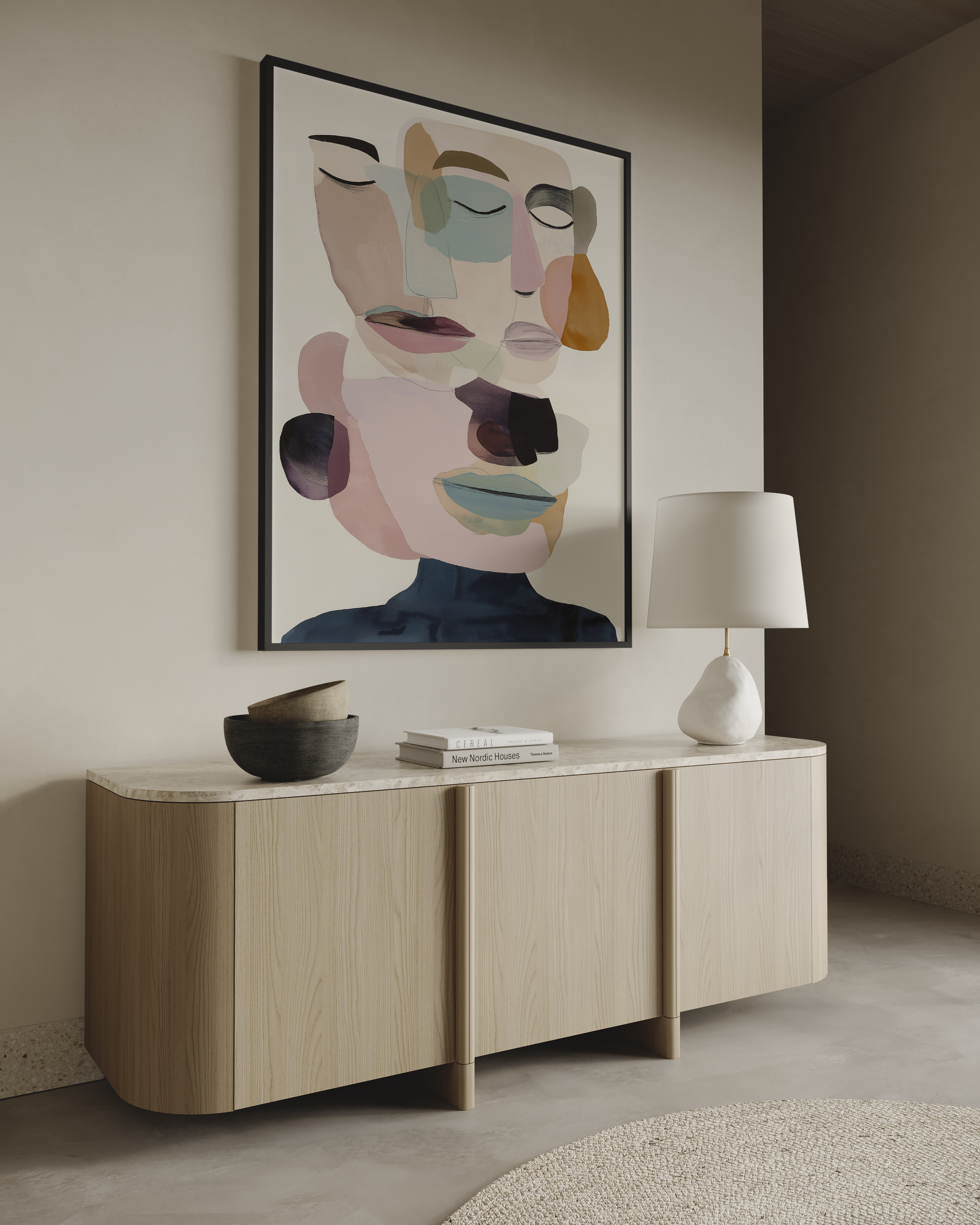 יצירת אמנות מופשטת של דמות נשית משכבות פנים וצבעים רכים בגווני ניוד, ורוד וכחול, תלויה בסלון מודרני