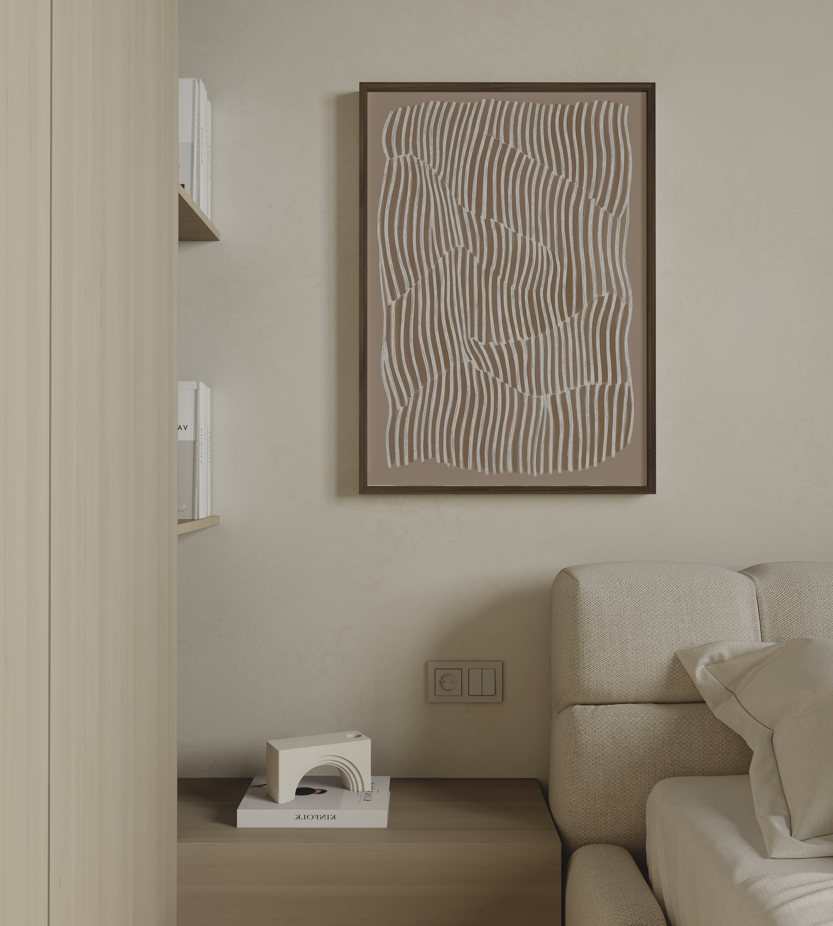 הדפס אמנותי מופשט בגוונים טבעיים עם קווים זורמים ושכבות עדינות, ממוסגר במסגרת עץ בסלון מינימליסטי