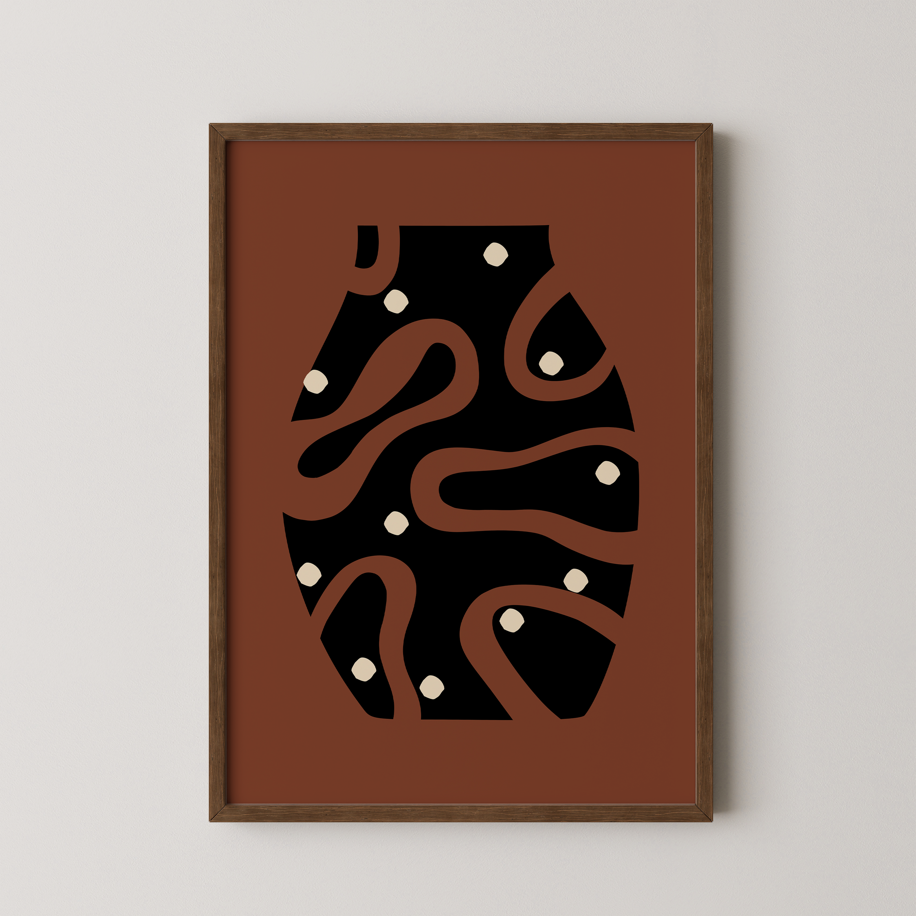 יצירה ממוסגרת Terranova – קומפוזיציה מודרנית בגווני שחור וחום עם צורות אורגניות ונקודות בהירות