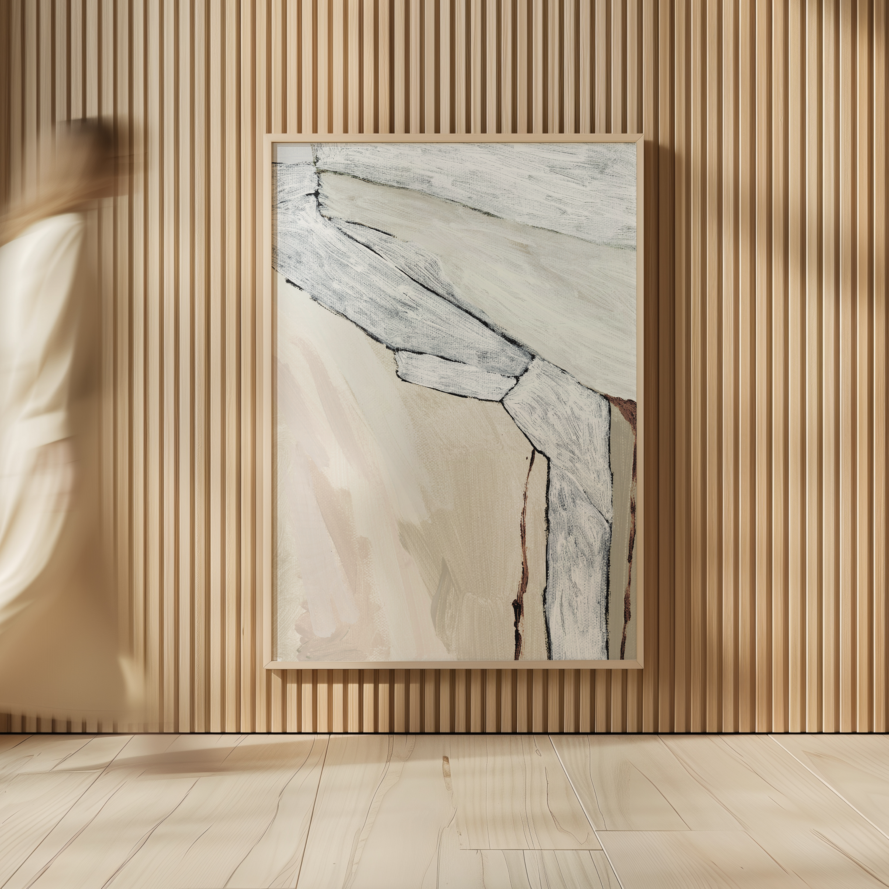 יצירה אבסטרקטית בגוונים טבעיים של חול, שמנת ואפור עם משיכות מכחול טקסטורליות במסגרת עץ.
