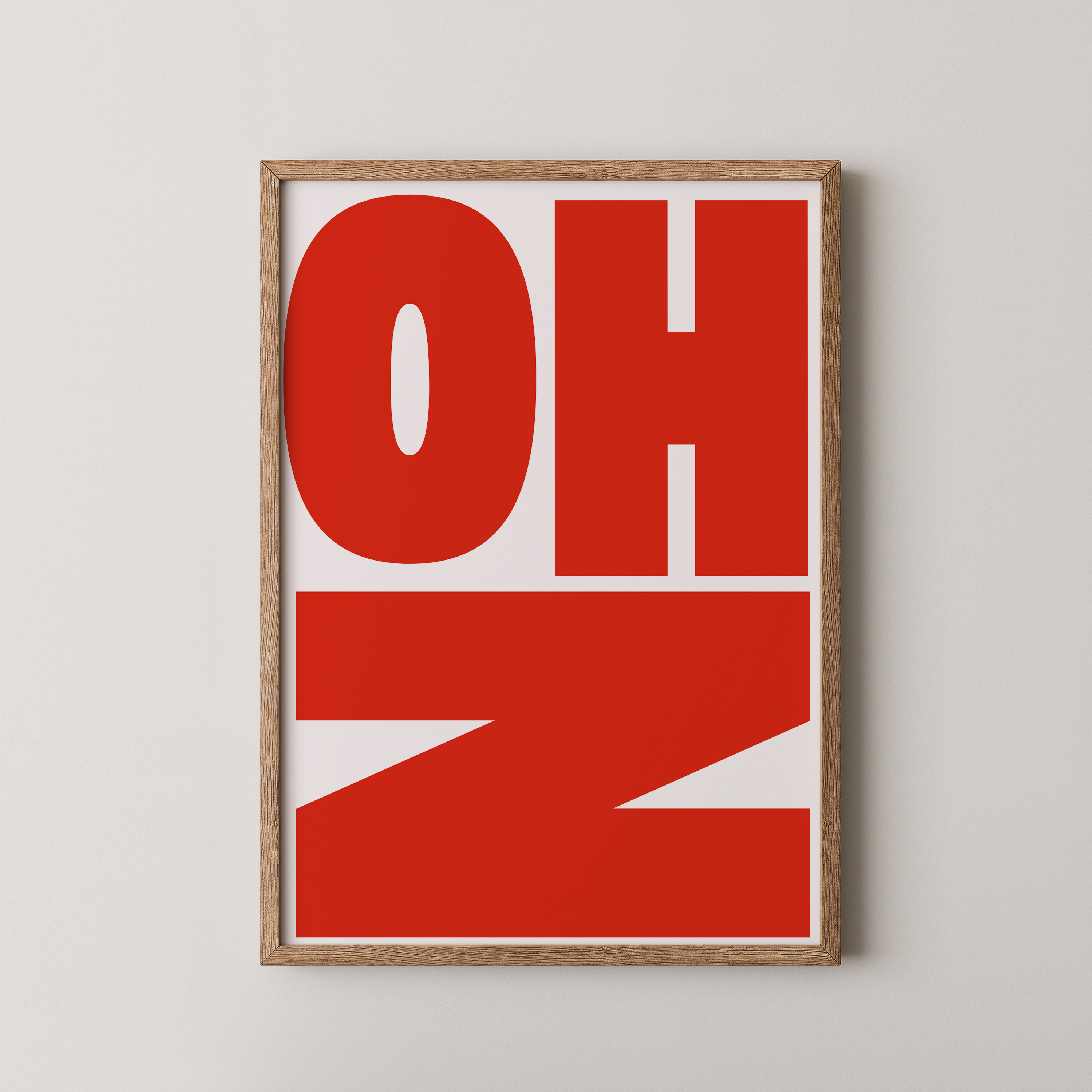 פוסטר טיפוגרפי מודרני עם הכיתוב "OH NO" בצבע אדום ולבן, ממוסגר ומוצג על קיר בחדר שינה מעוצב.