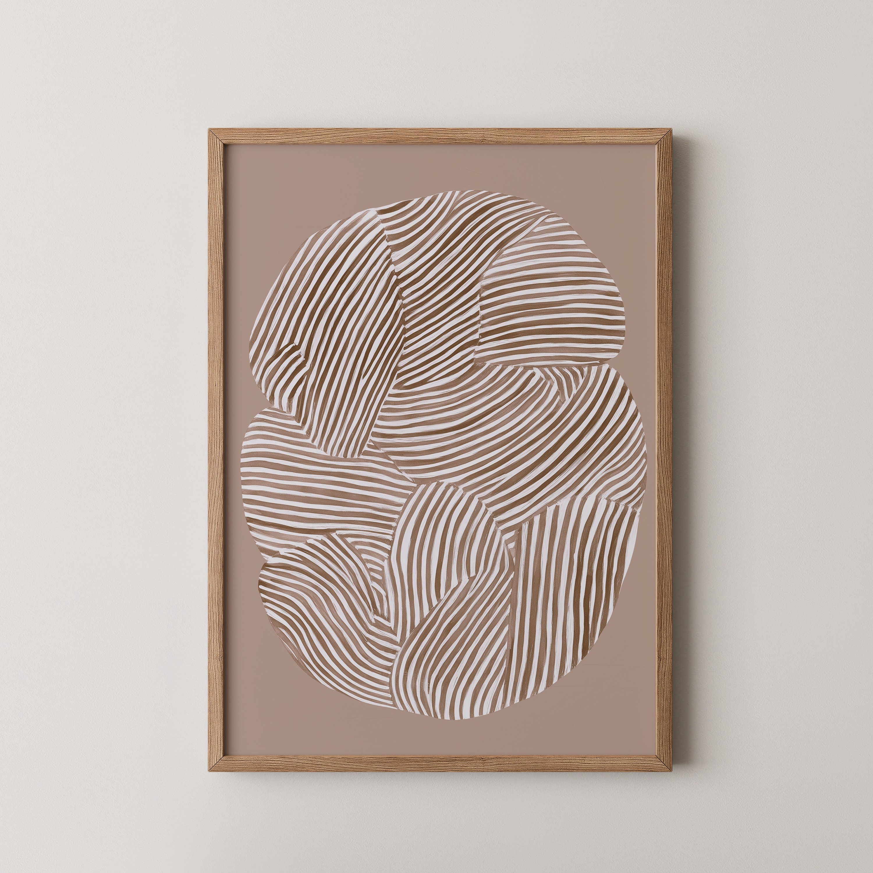 הדפס אמנותי מופשט בשם Luma עם צורות אורגניות וקווים לבנים בגוונים טבעיים, ממוסגר במסגרת עץ בס