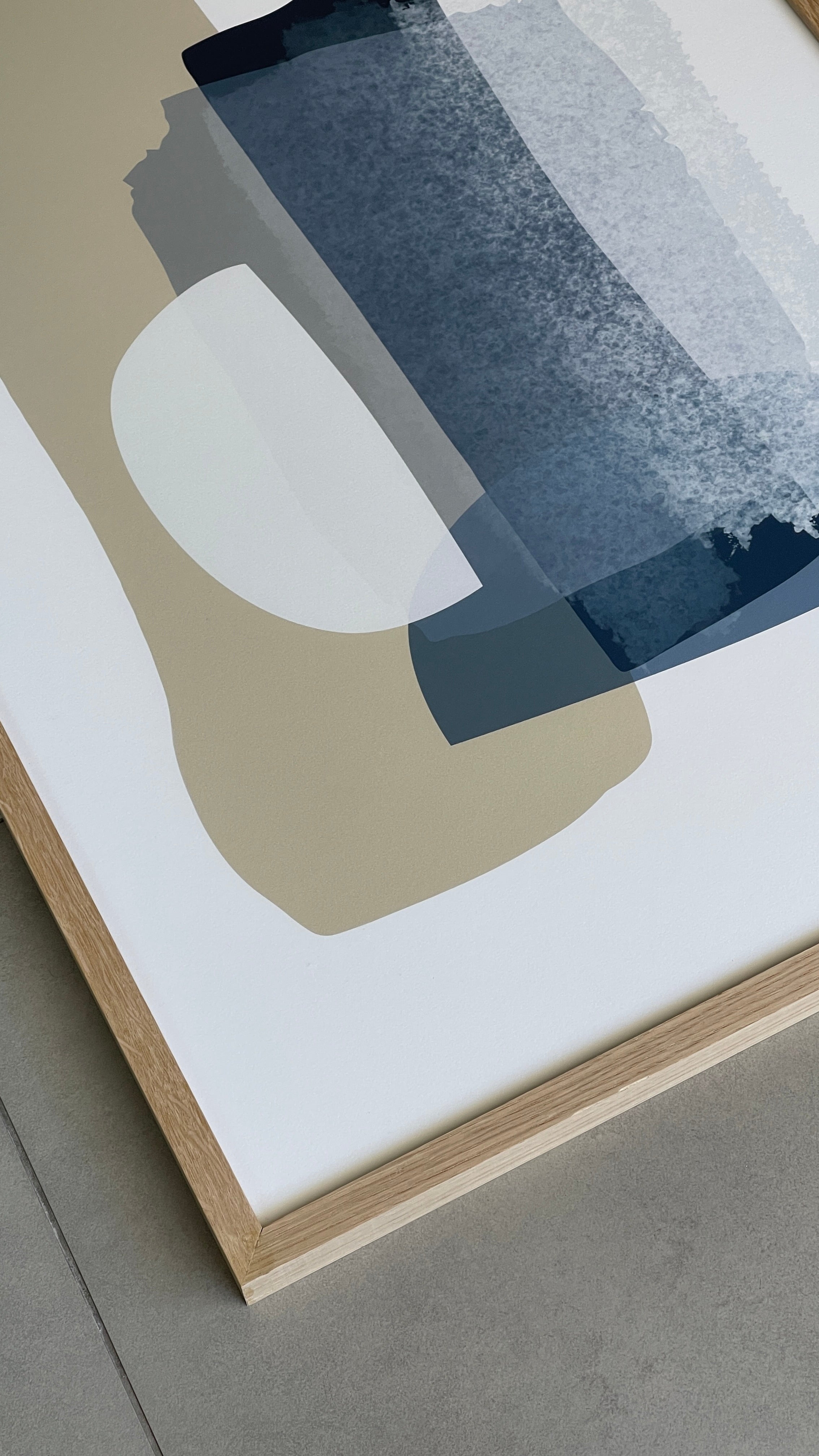 סט של שני פוסטרים ממוסגרים בסגנון אבסטרקטי, עם צורות אורגניות בגווני בז', כחול עמוק ואפרסק, המשדרים הרמוניה ורוגע.