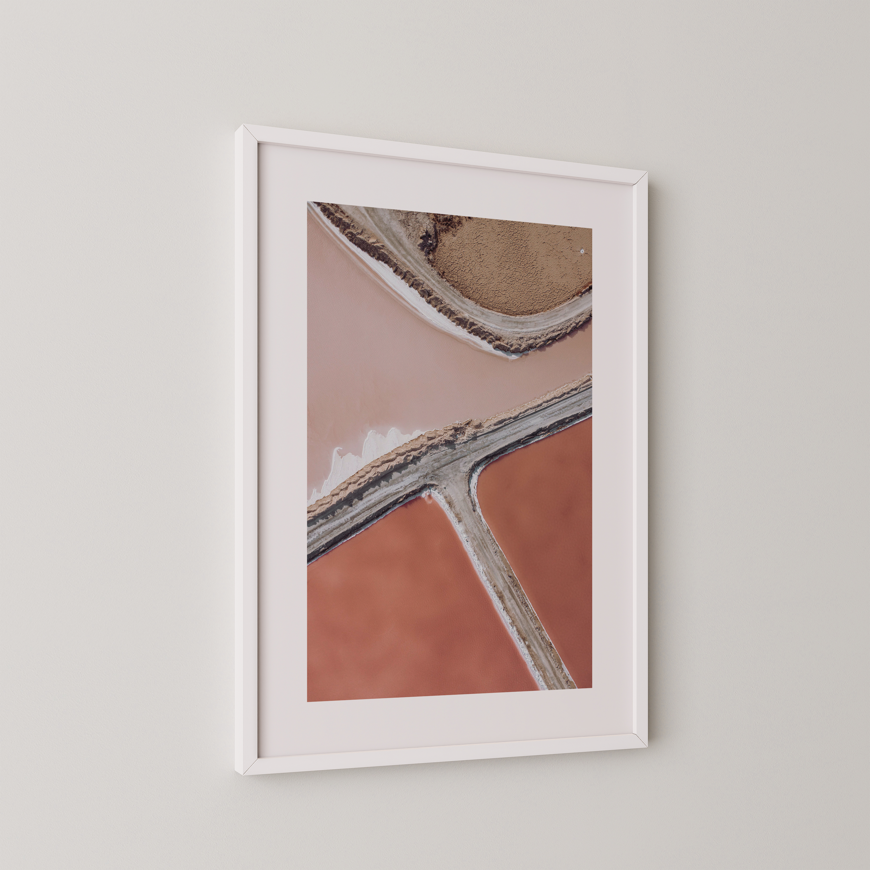 קו המלח — צילום אוויר מאת שי אשכנזי. מבט רחפן על בריכות המלח באילת, חלוקה גאומטרית בגווני ורוד, אדום וחום.