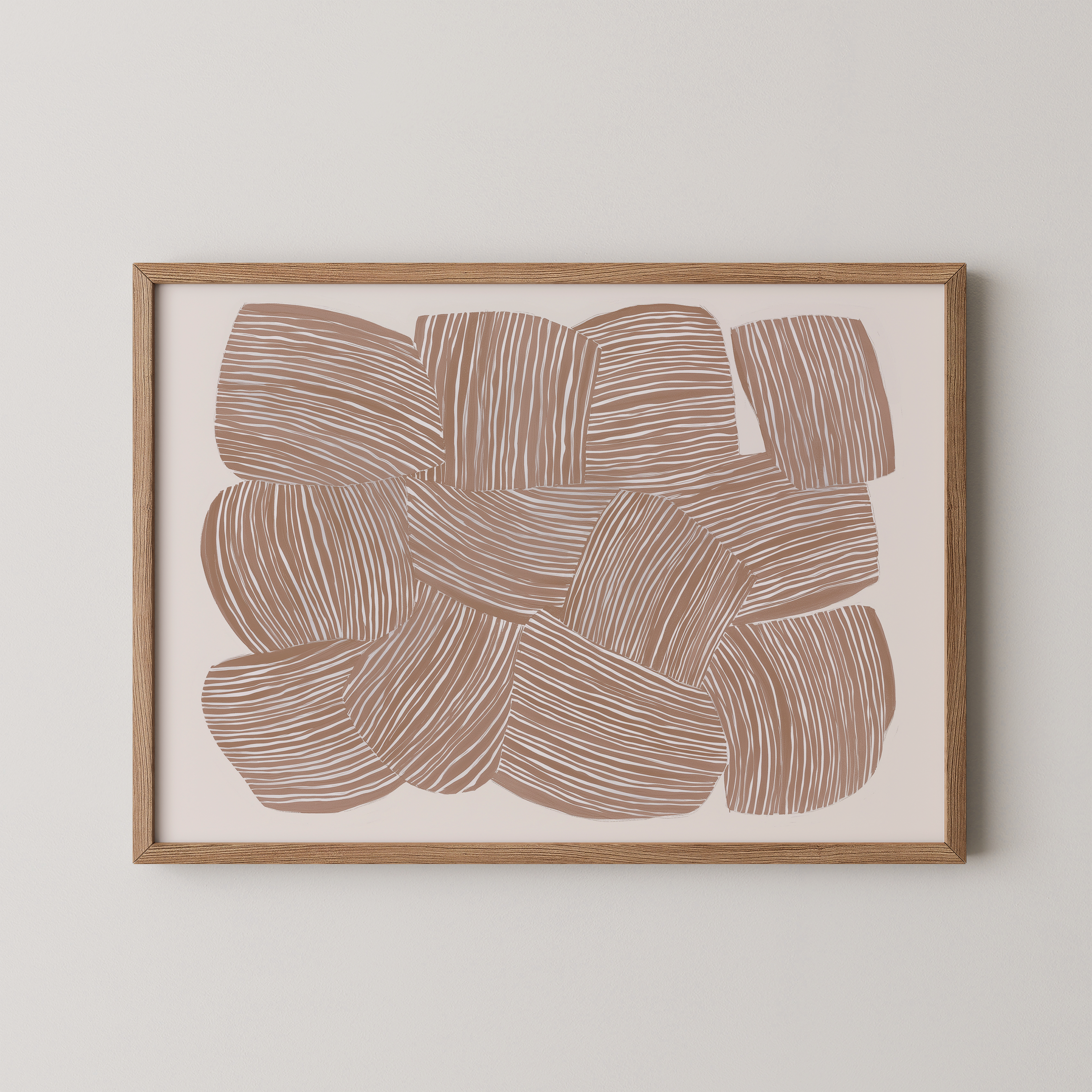 הדפס אמנותי מופשט SAVEN בגוונים טבעיים עם קווים ידניים, מוצג ממוסגר בחלל מודרני