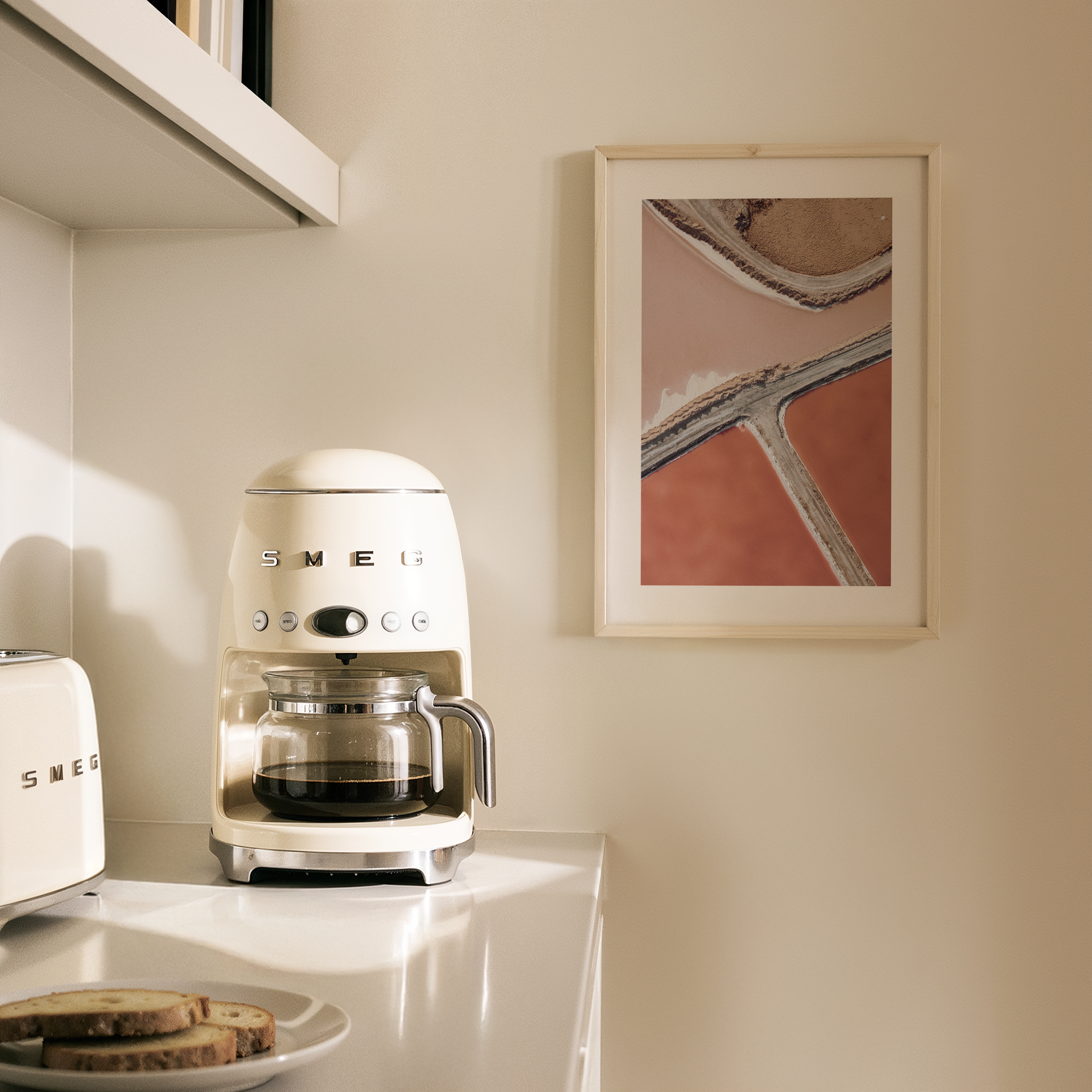 קו המלח — צילום אוויר מאת שי אשכנזי. מבט רחפן על בריכות המלח באילת, חלוקה גאומטרית בגווני ורוד, אדום וחום.