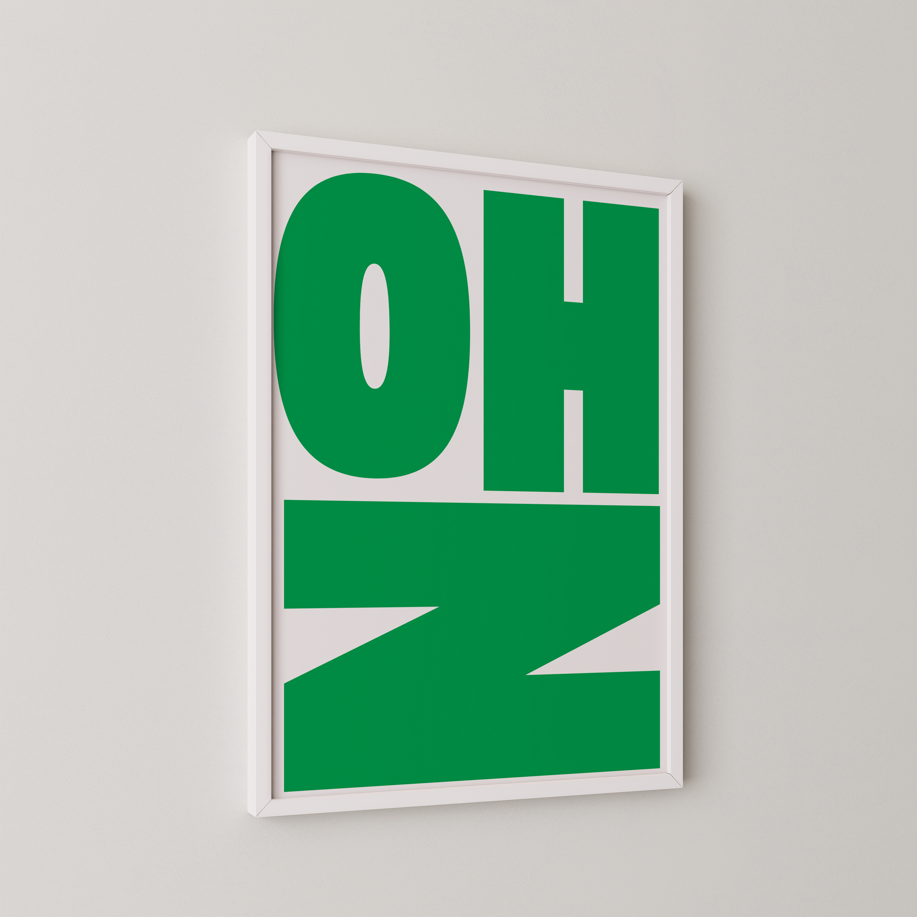 פוסטר טיפוגרפי מודרני עם הכיתוב "OH NO" בצבע ירוק ולבן, ממוסגר ומוצג על קיר בחדר שינה מעוצב.