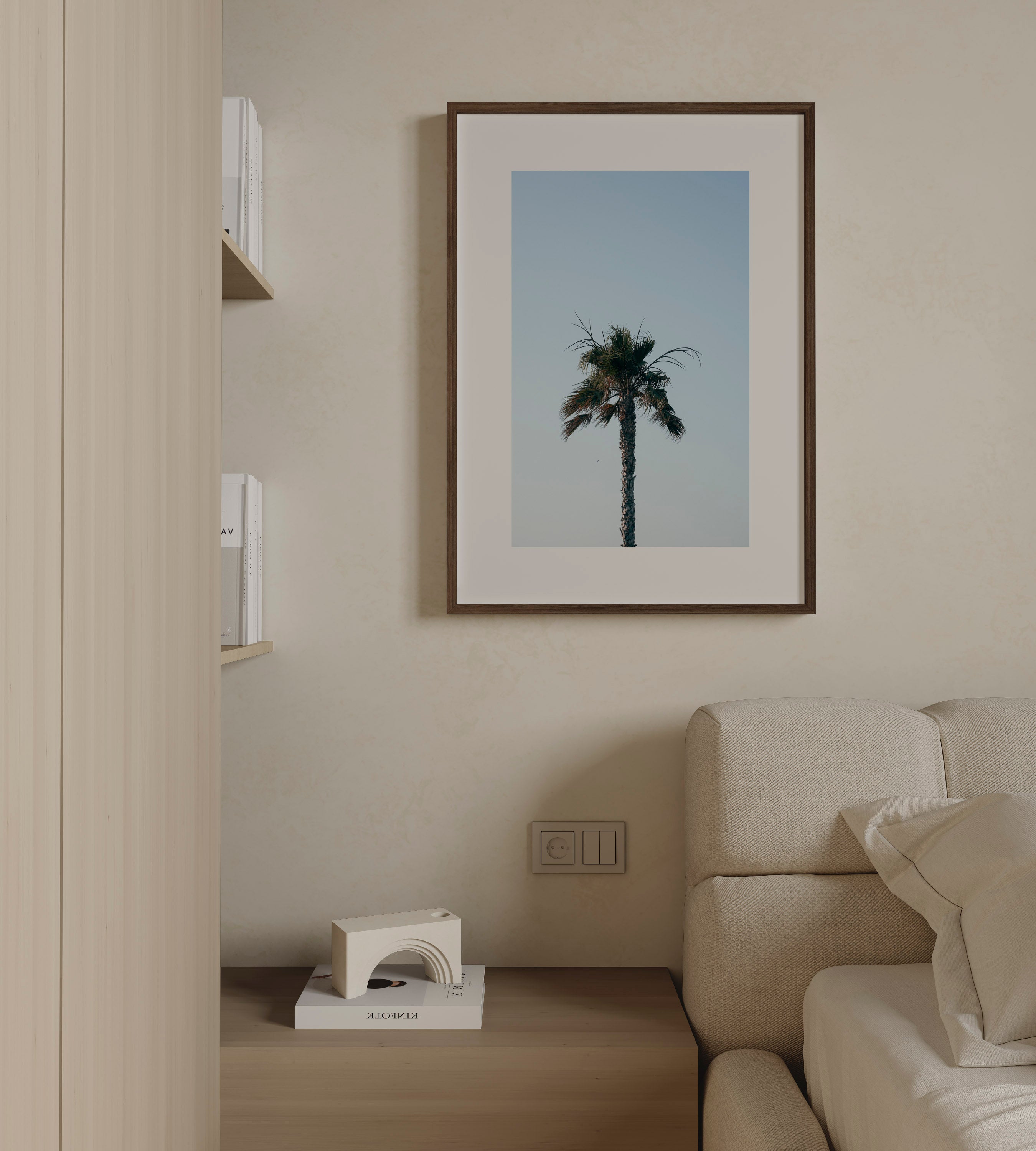 Palm Above – צילום מינימליסטי של עץ דקל בודד על רקע שמיים כחולים בהירים במסגרת עץ אלון טבעי.