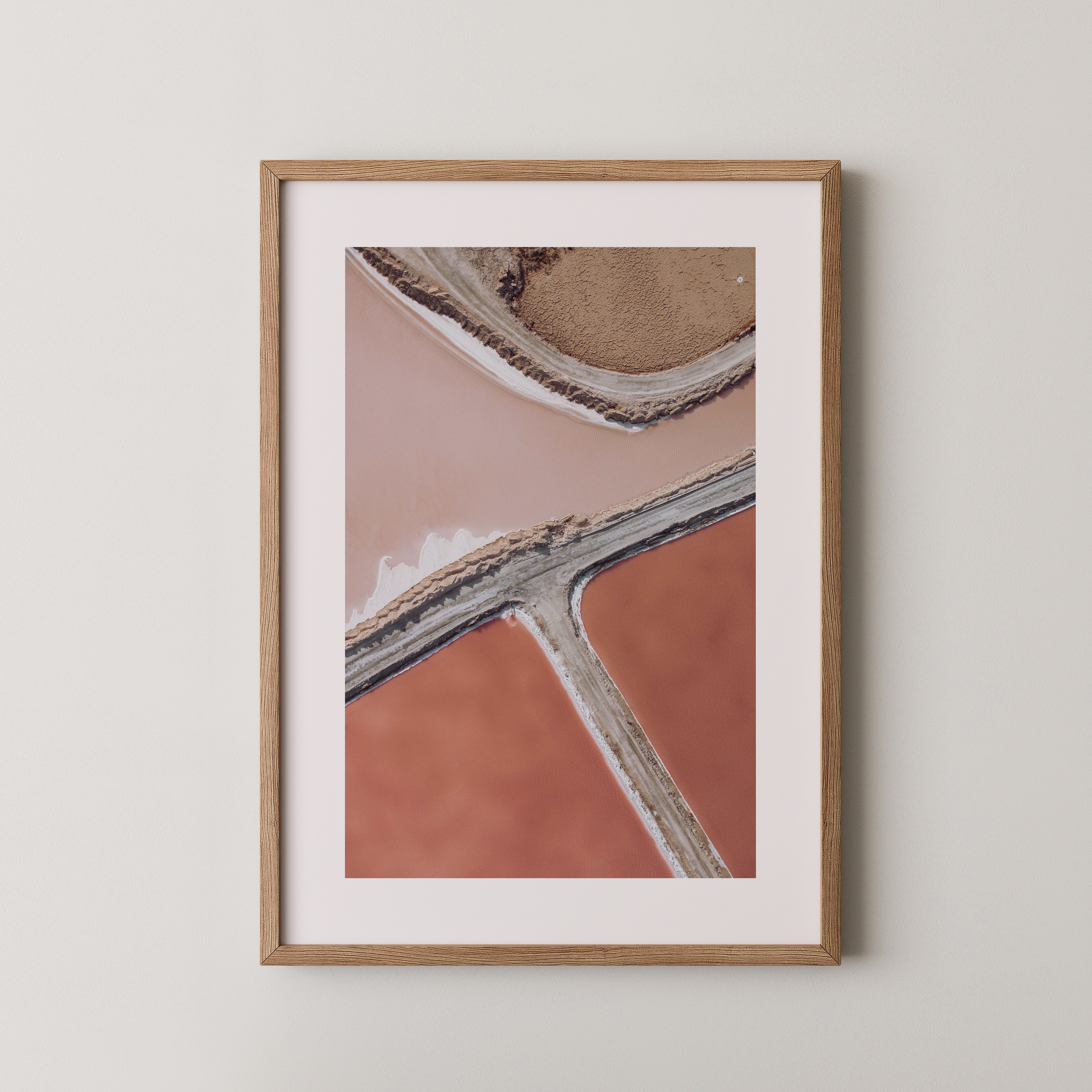 קו המלח — צילום אוויר מאת שי אשכנזי. מבט רחפן על בריכות המלח באילת, חלוקה גאומטרית בגווני ורוד, אדום וחום.