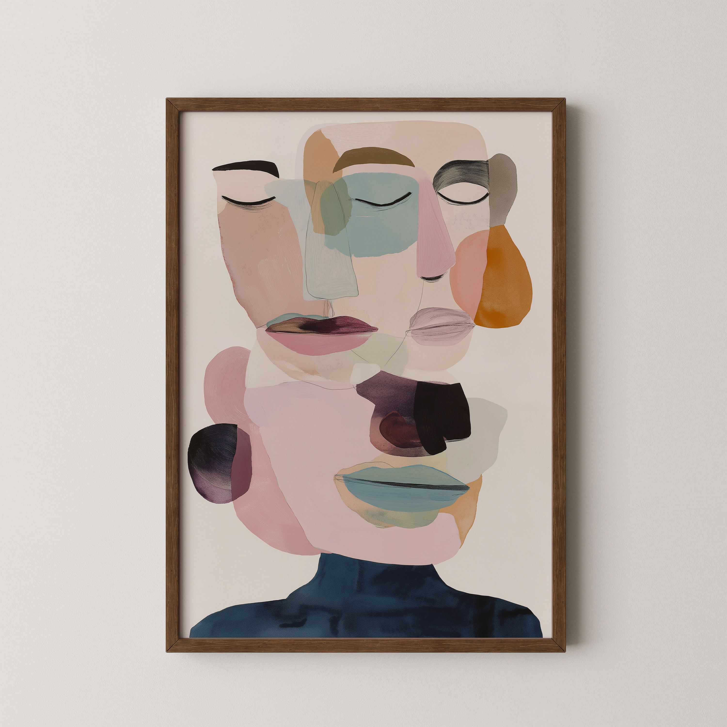 יצירת אמנות מופשטת של דמות נשית משכבות פנים וצבעים רכים בגווני ניוד, ורוד וכחול, תלויה בסלון מודרני