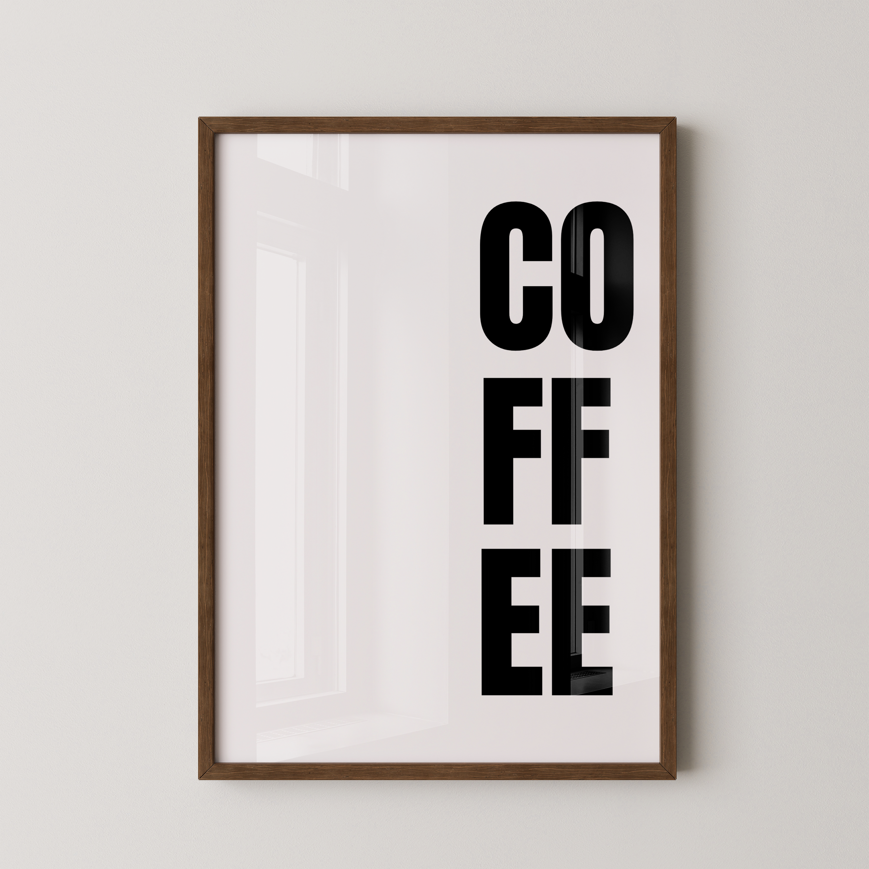 פוסטר טיפוגרפי עם כיתוב COFFEE באותיות שחורות על רקע בהיר, מתאים לפינת קפה במטבח.