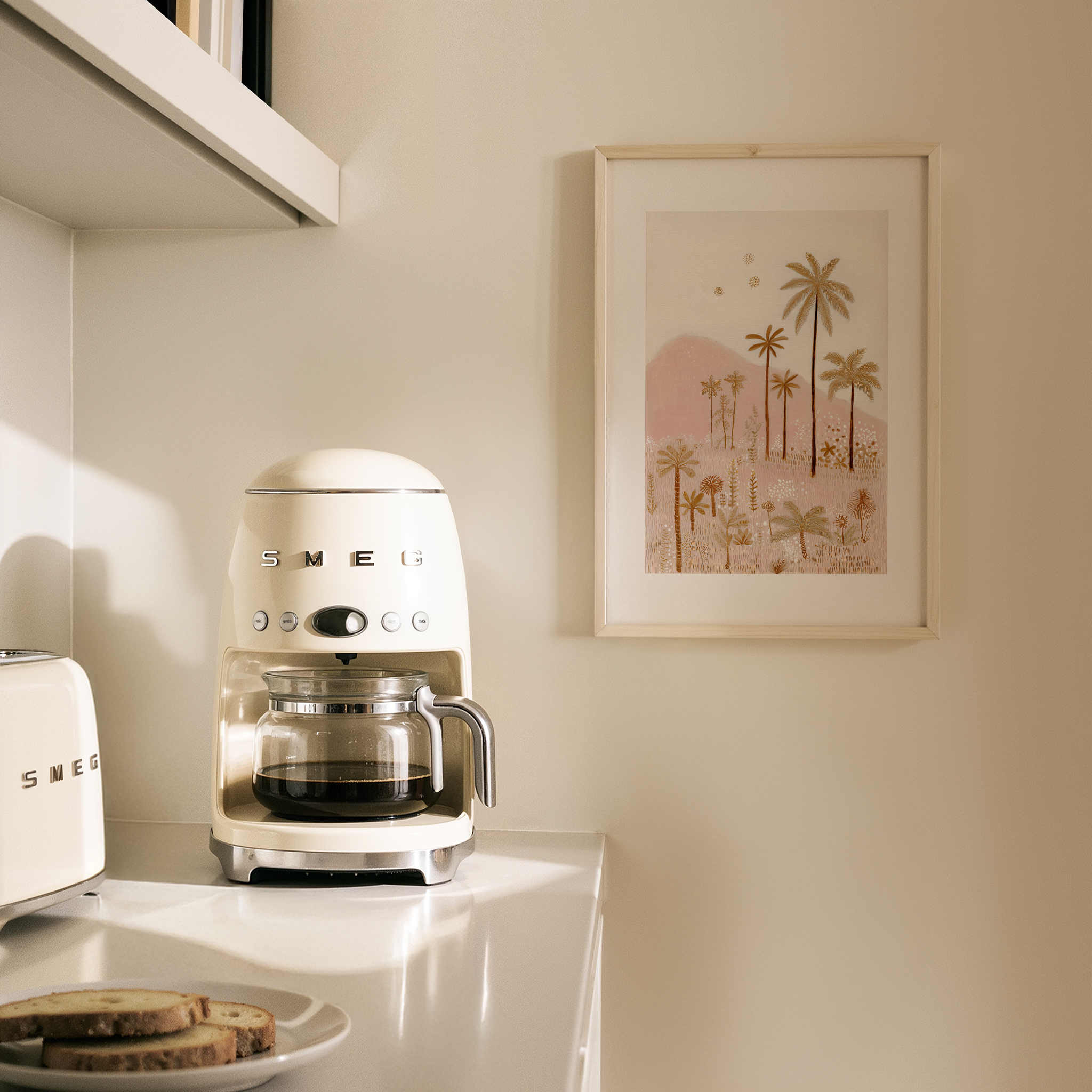 יצירה ממוסגרת עם עצי דקל וצמחייה בגווני ורוד חולי וזהב, בעיצוב עדין ומינימליסטי