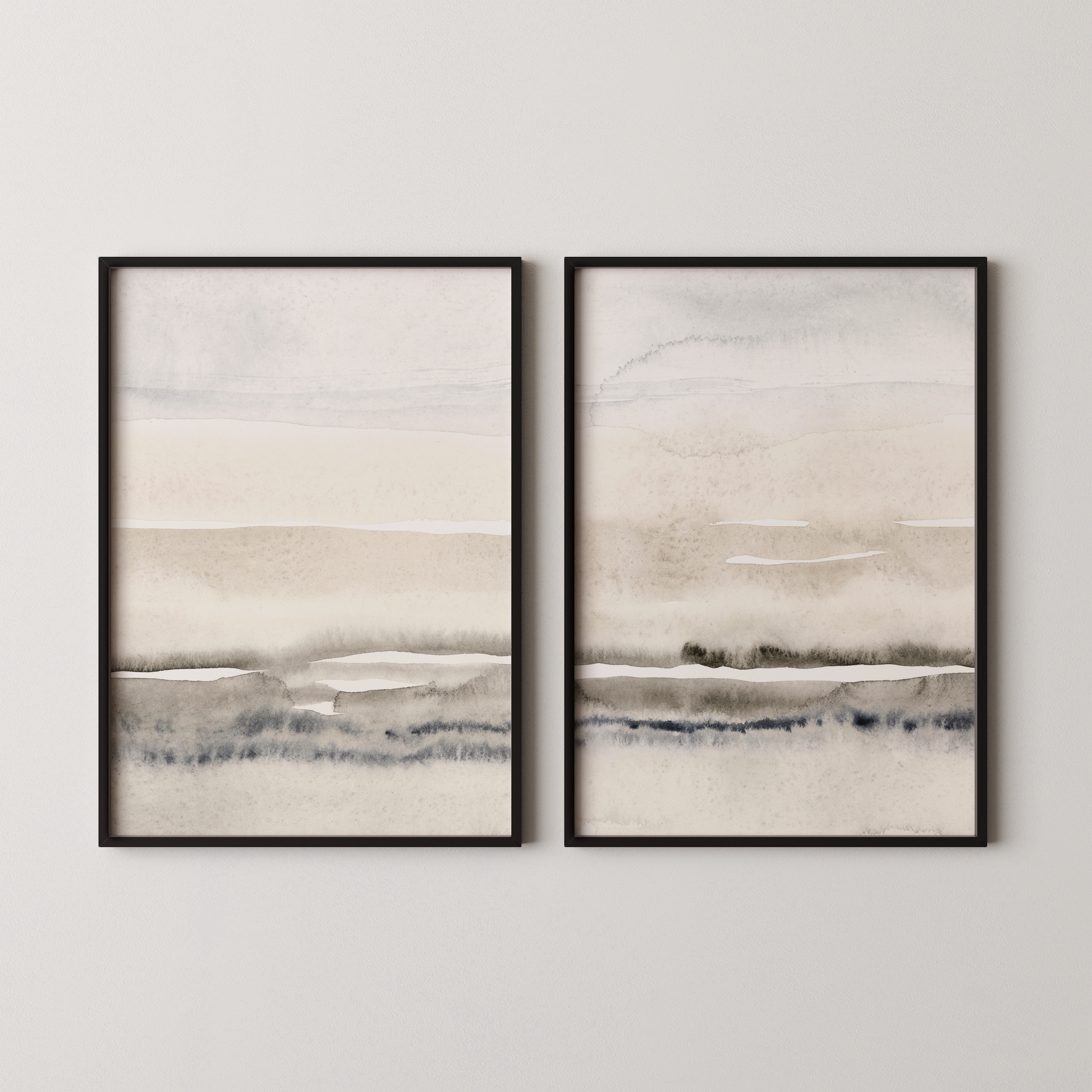 סט של שני פוסטרים ממוסגרים בעיצוב אבסטרקטי בגוונים טבעיים של חול, מים ושמיים, עם קווים רכים ליצירת אווירה רגועה ומודרנית.