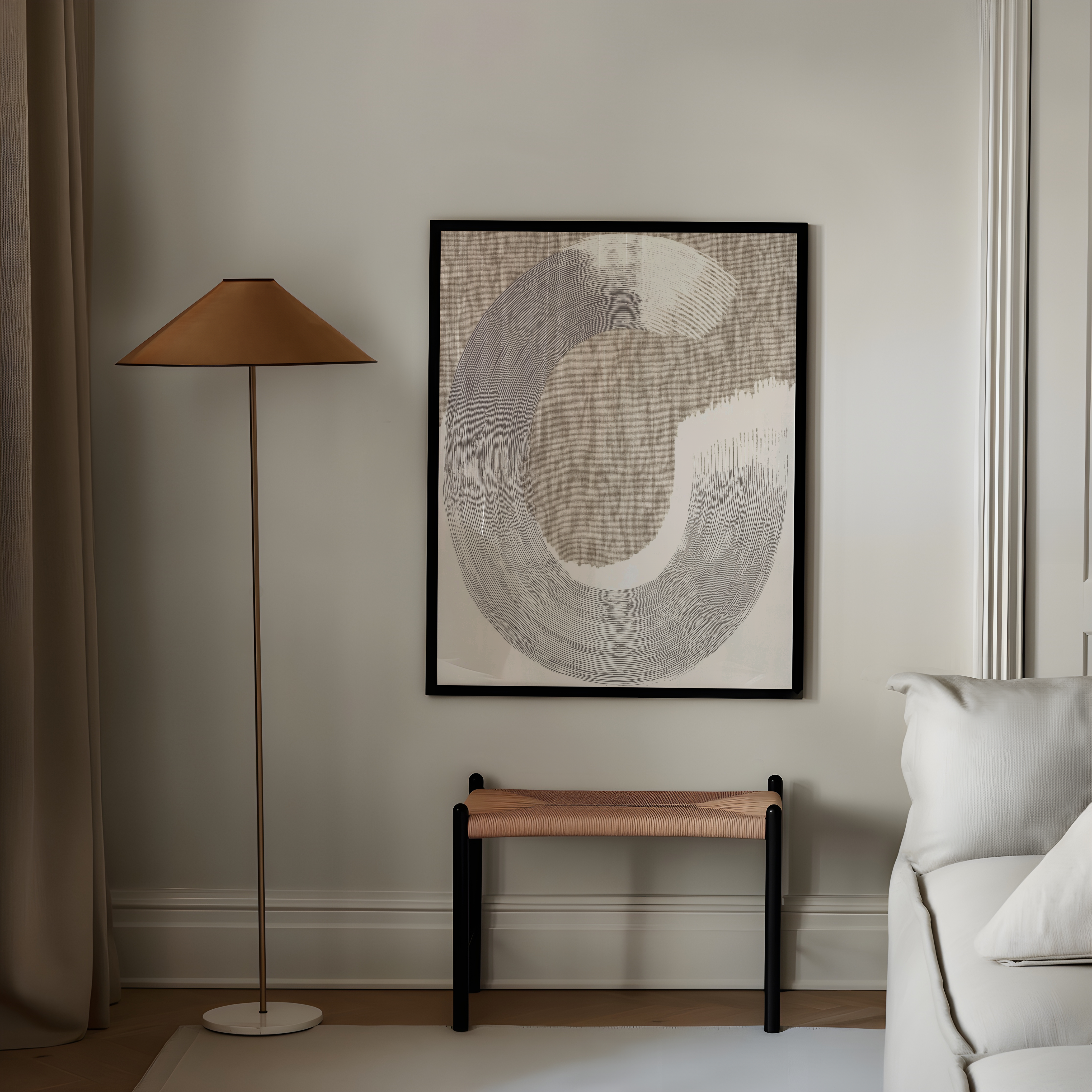 יצירת קיר מודרנית בגווני בז' ואפור עם מהלך מעגלי גרפי, ממוסגרת במסגרת עץ טבעי.