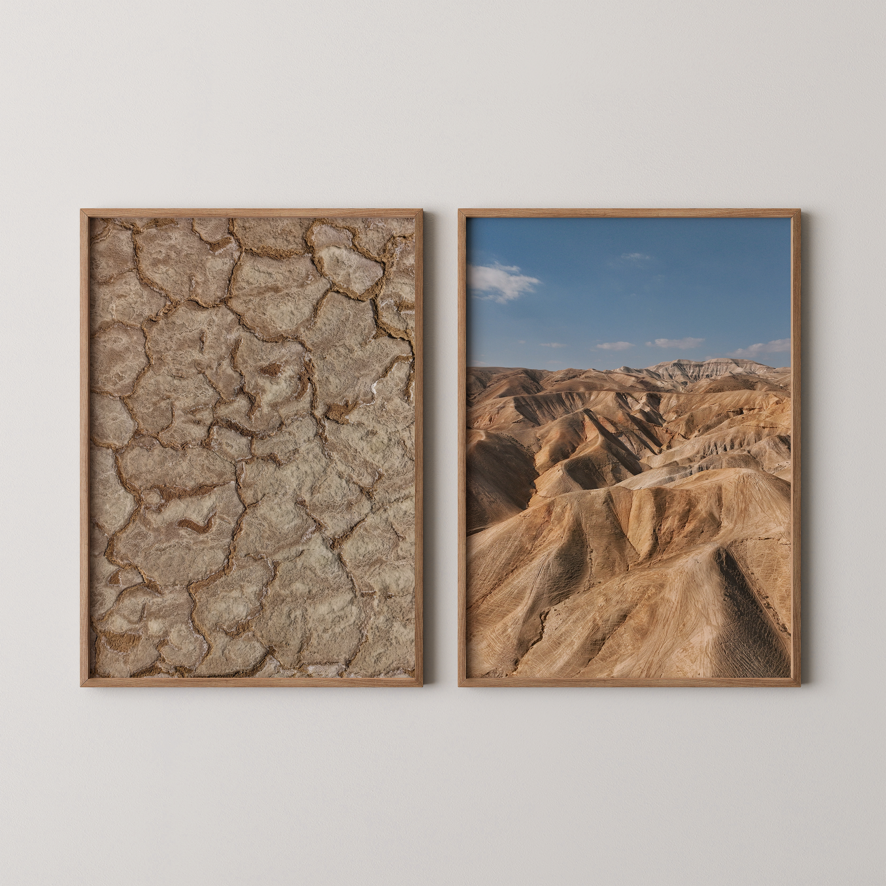 סט צילומים ממוסגר של חן כליפה לוי – אדמת מלח סדוקה ומרקם מדברי לצד רכסי נבי מוסא בגווני חול ושמיים כחולים