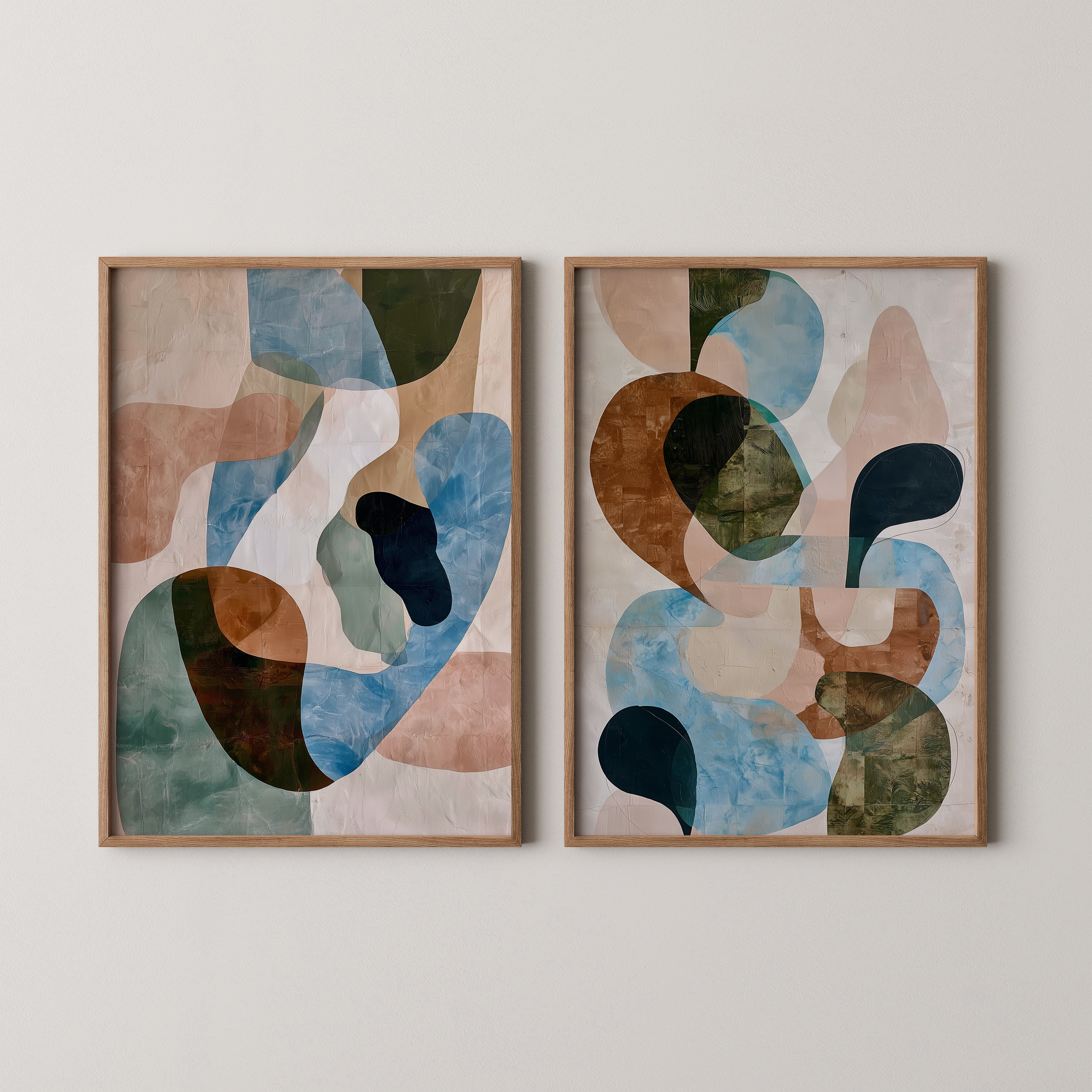 סט הדפסים אמנותיים Aluma עם צורות אורגניות בגוונים רכים, מוצג במסגרת עץ בסלון מודרני