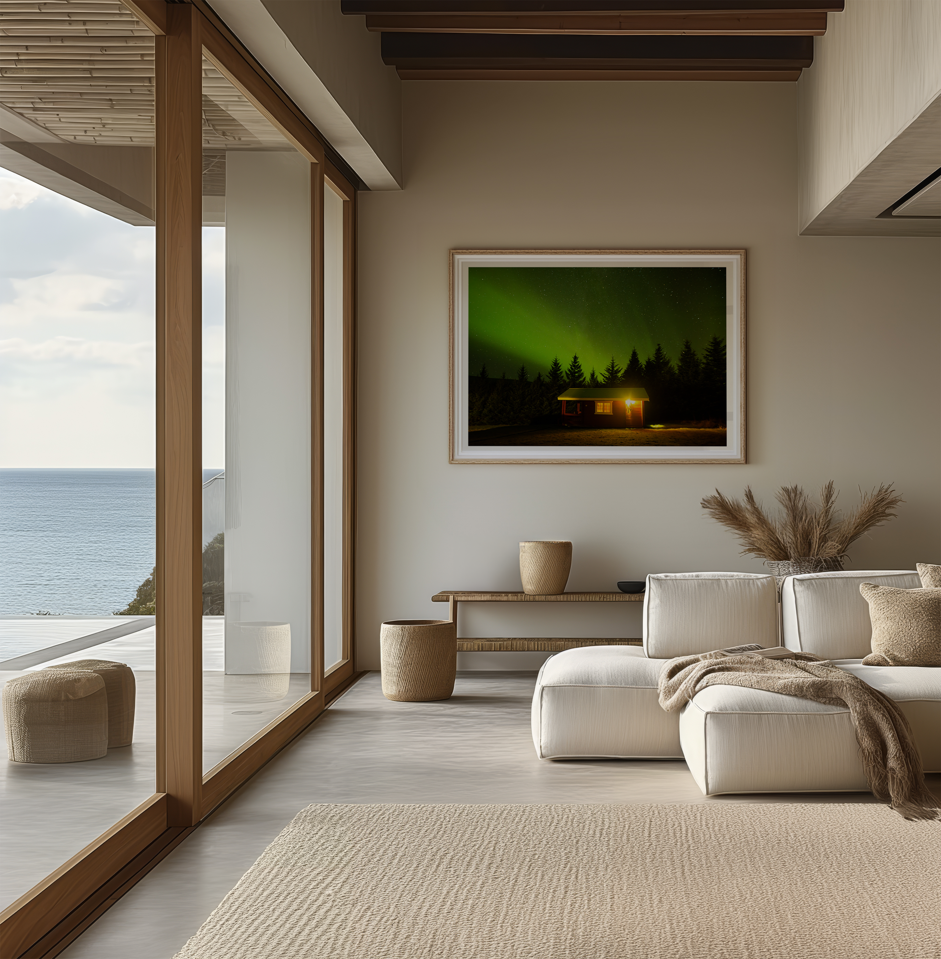 צילום אומנותי של בקתה מוארת בלב היער תחת מופע הזוהר הצפוני באיסלנד, מאת הצלם דניאל עובדיה.