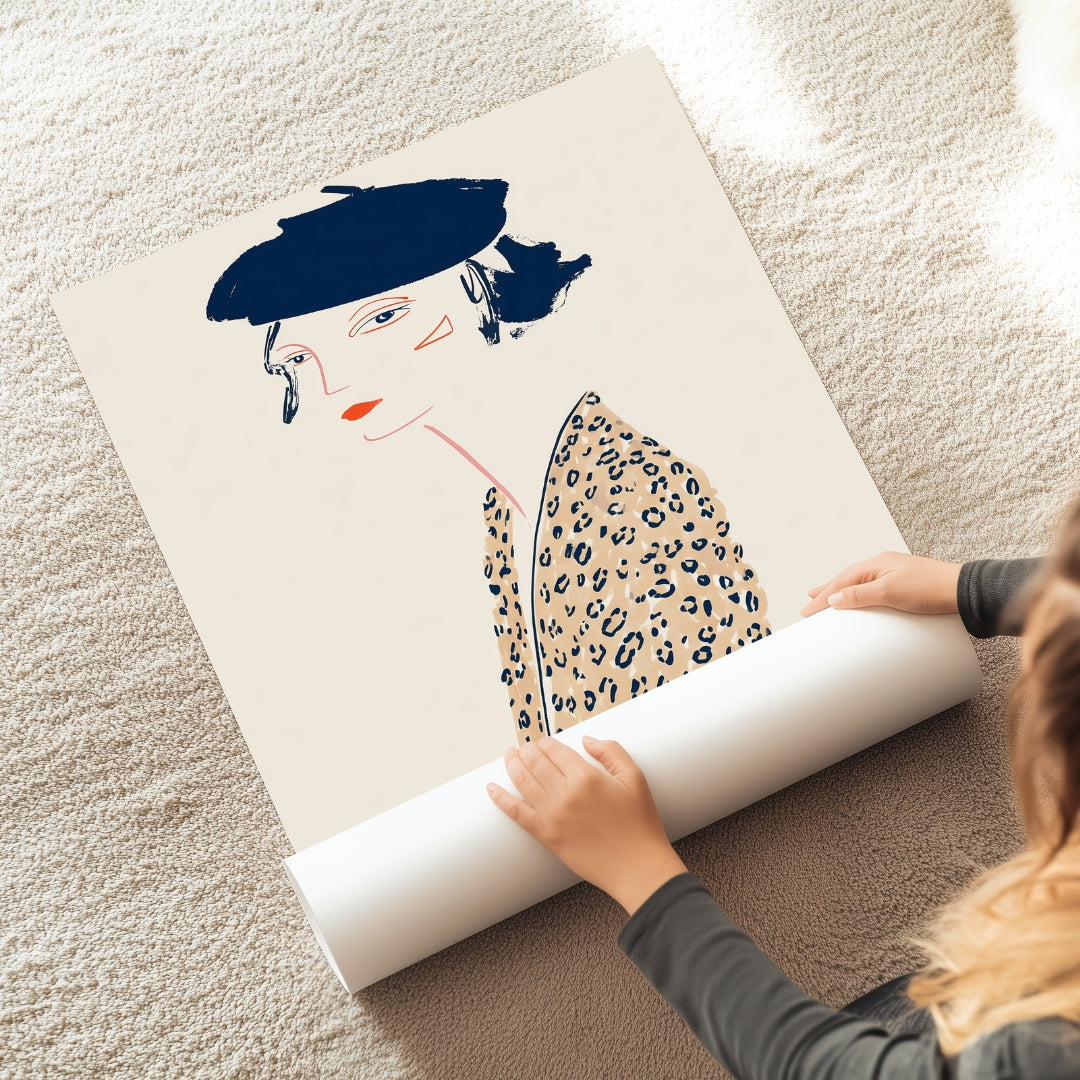הדפס אמנותי של דמות נשית אלגנטית עם כובע ברט כחול וז'קט מנומר, בקו מינימליסטי וסטייל פריזאי – דגם Solenne מבית Trausi+Tosh.