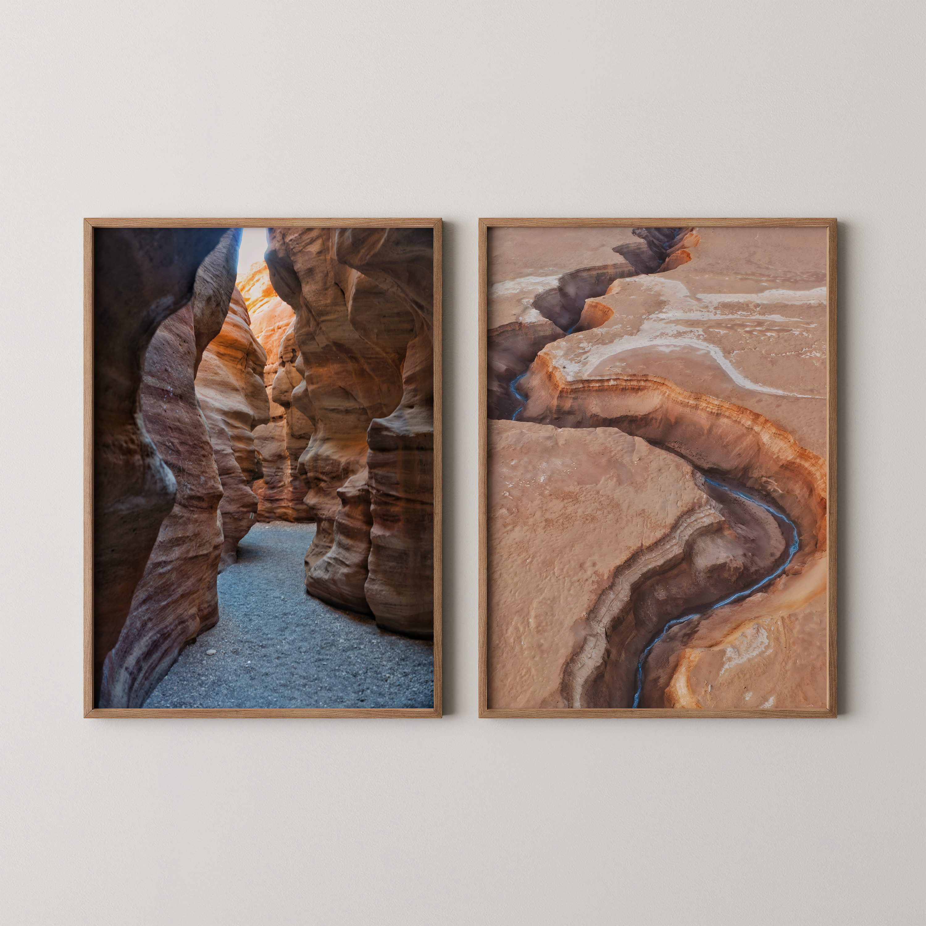 סט צילומים ממוסגר מאת חן כליפה לוי – ערוץ נחל במדבר ים המלח לצד מעבר צר בקניון האדום בהרי אילת, בגווני אבן וחול טבעיים