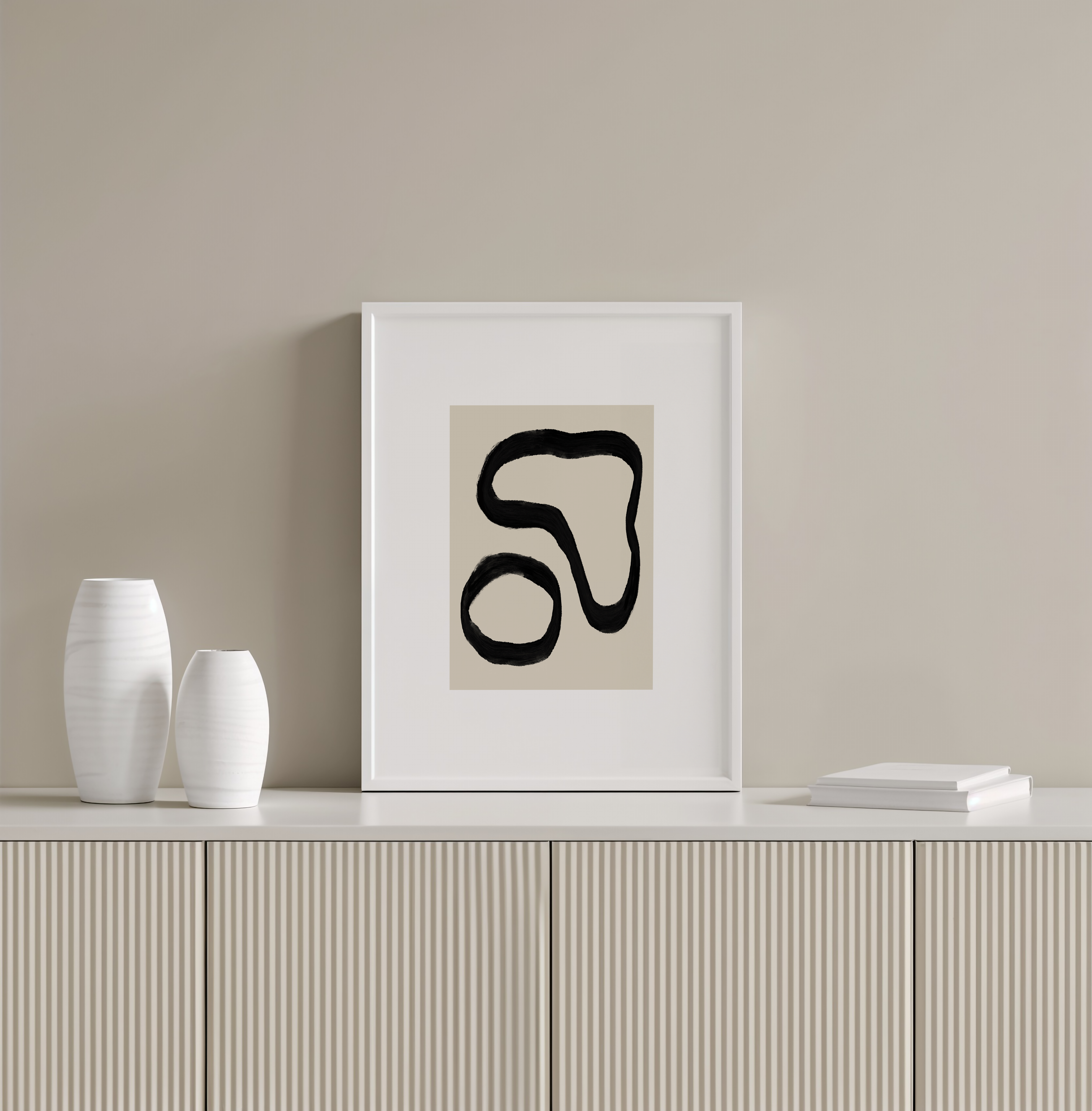 יצירה מינימליסטית בקווים שחורים מופשטים על רקע בגוון ניטרלי – Elvoro.