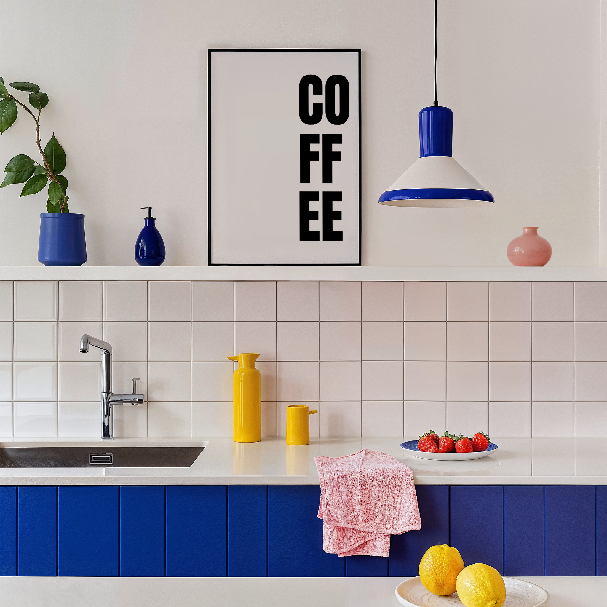 פוסטר טיפוגרפי עם כיתוב COFFEE באותיות שחורות על רקע בהיר, מתאים לפינת קפה במטבח.