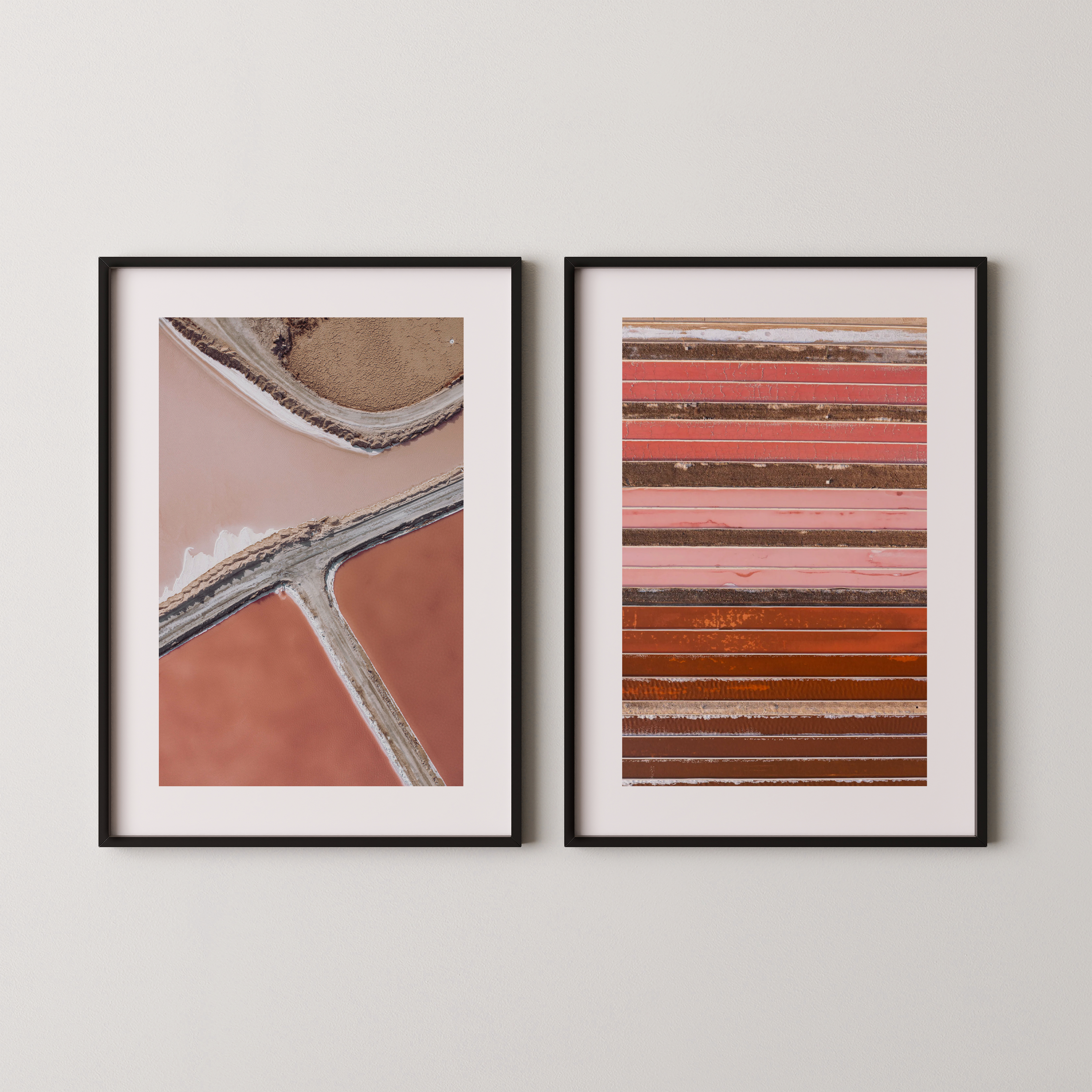 יצירת אמנות של שי אשכנזי – מבט אווירי על בריכות המלח באילת בגווני ורוד וחמרה עם קווים גיאומטריים טבעיים