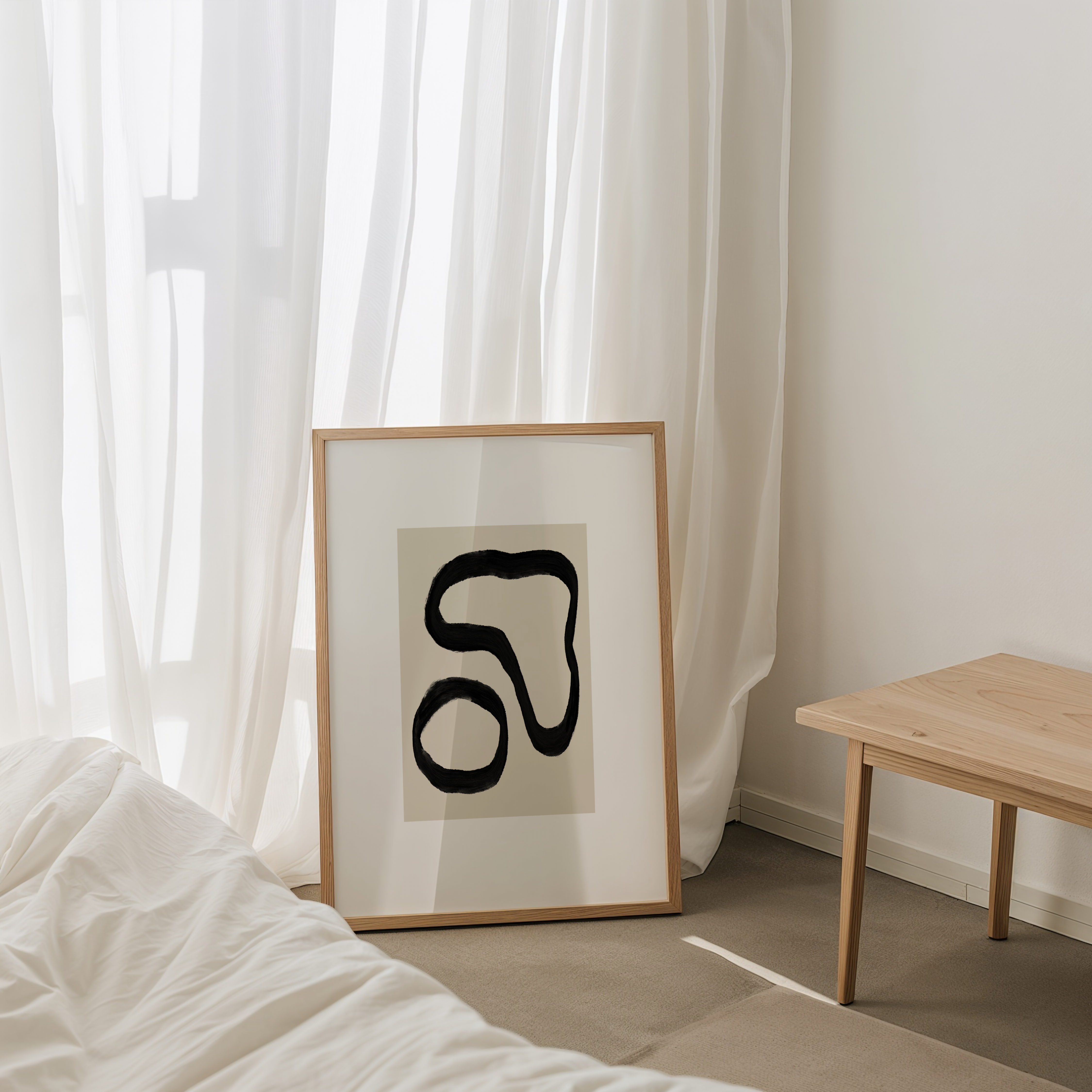 יצירה מינימליסטית בקווים שחורים מופשטים על רקע בגוון ניטרלי – Elvoro.