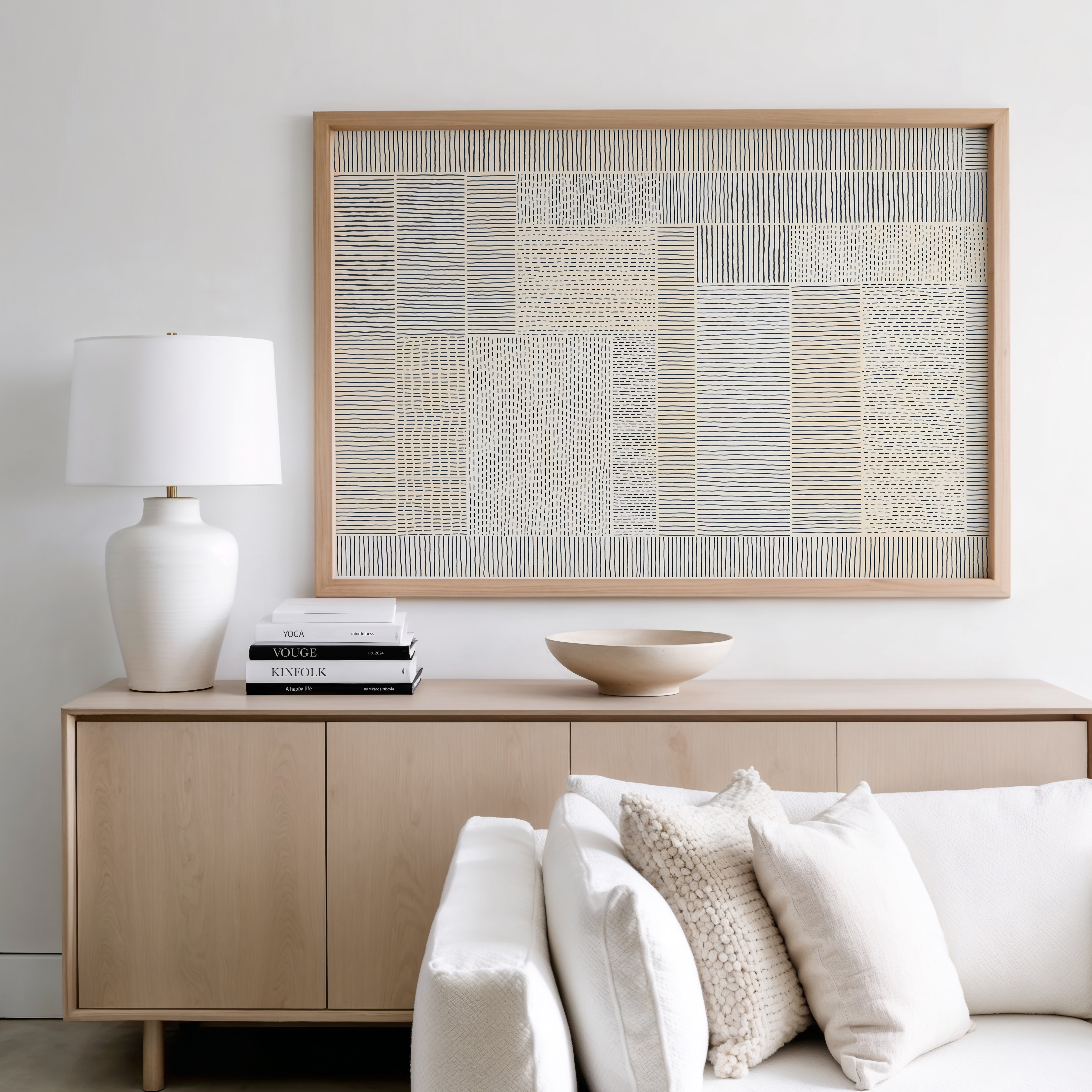 הדפס אמנות מינימליסטי בשם Lunvian עם קווים וטקסטורות עדינות בגווני בז’ ואפור במסגרת עץ טבעי.