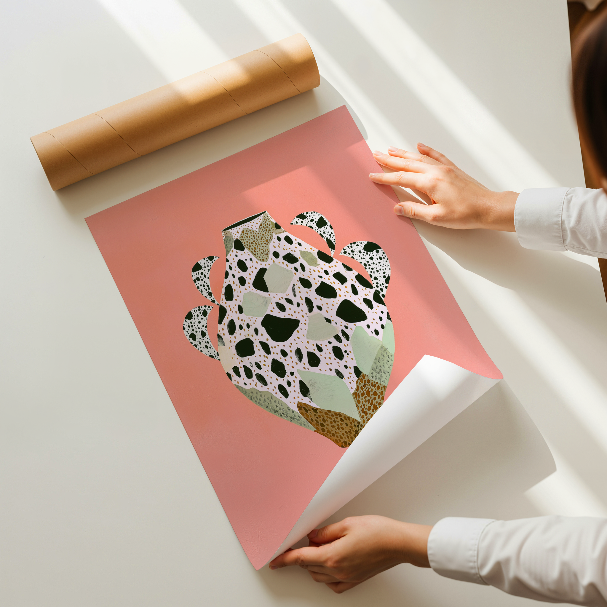 הדפס אמנותי של כלי מאויר בסגנון מודרני עם טקסטורות אורגניות וצבעוניות חמה