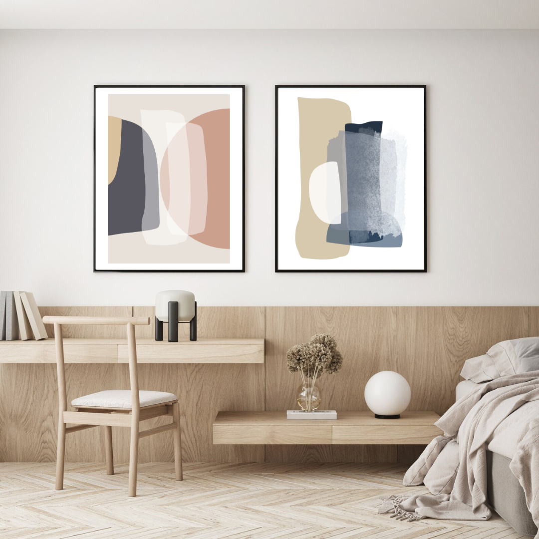 סט של שני פוסטרים ממוסגרים בסגנון אבסטרקטי, עם צורות אורגניות בגווני בז', כחול עמוק ואפרסק, המשדרים הרמוניה ורוגע.