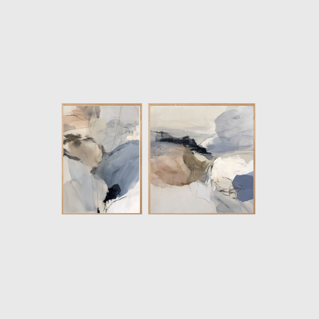 סט אמנות ממוסגרת בשם Lysaro – יצירה מופשטת בגווני כחול, חול וחום טבעי, תלויה בסלון מודרני.