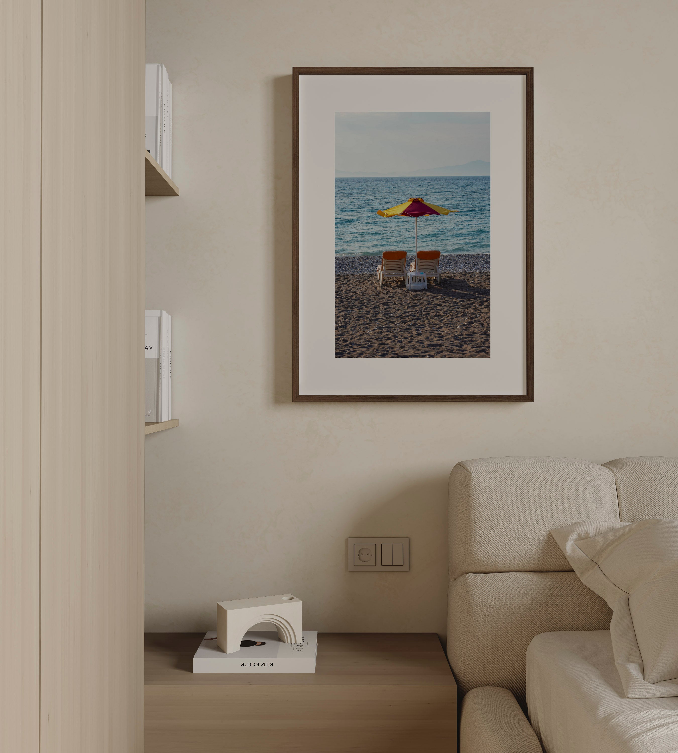Two By The Sea – צילום אמנותי של שני כיסאות חוף ושמשייה מול הים באי רודוס, יוון | דניאל ברלוט