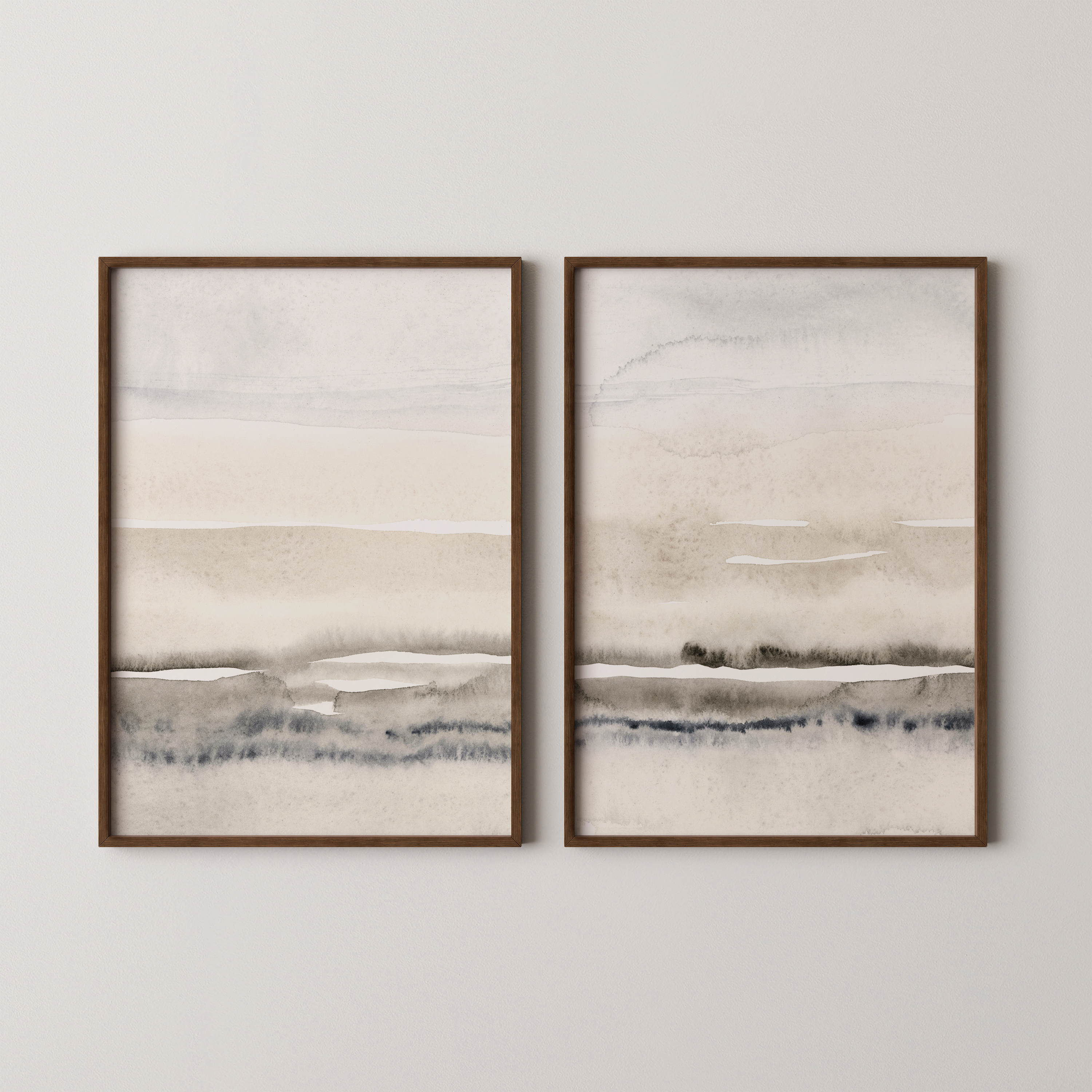 סט של שני פוסטרים ממוסגרים בעיצוב אבסטרקטי בגוונים טבעיים של חול, מים ושמיים, עם קווים רכים ליצירת אווירה רגועה ומודרנית.
