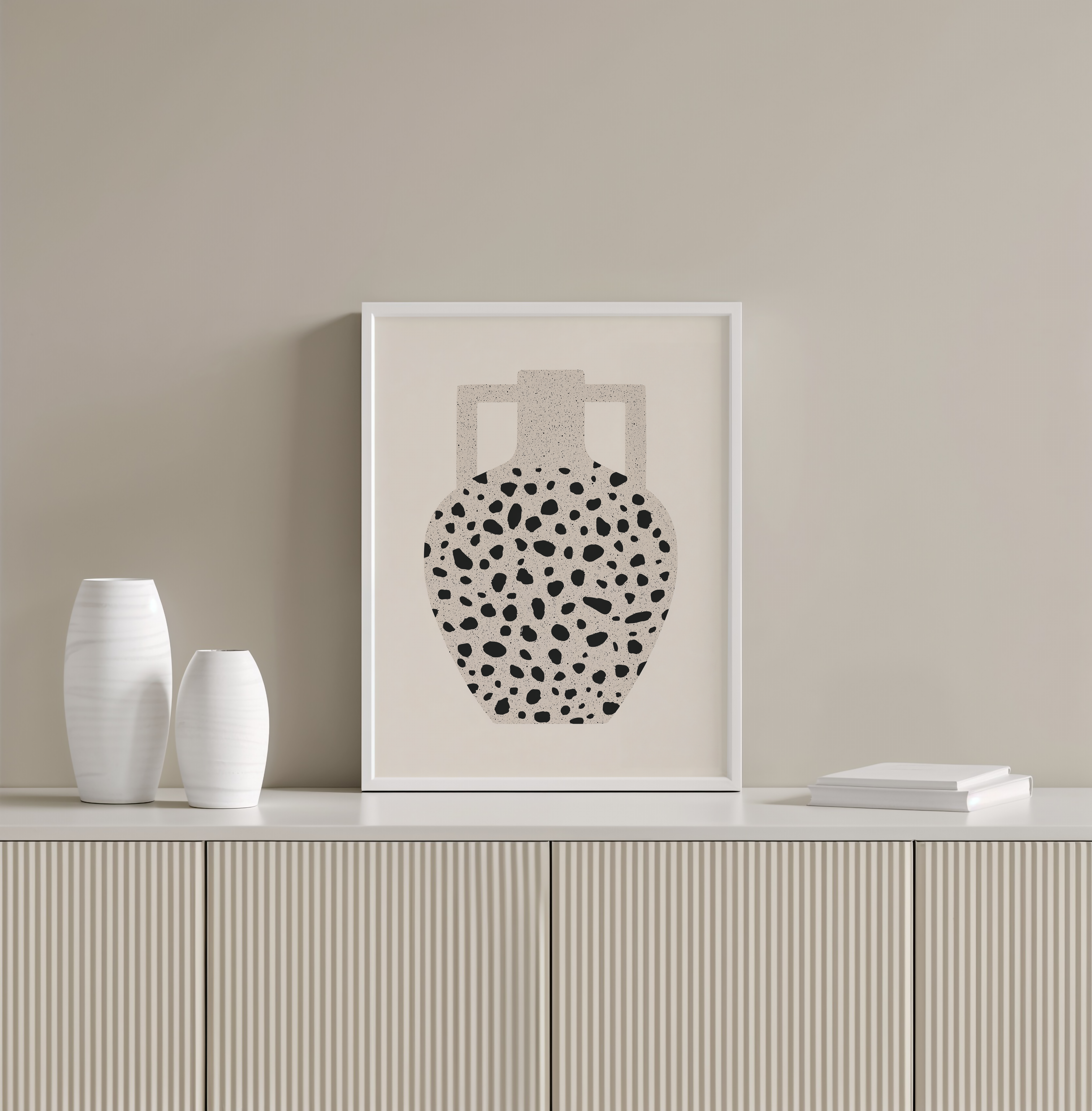 הדפס אמנותי מינימליסטי בהשראת כלי חרס, בעיצוב נקי וטקסטורה עדינה. יצירה שקטה ועל־זמנית לחללים מודרניים מבית Trausi+Tosh.