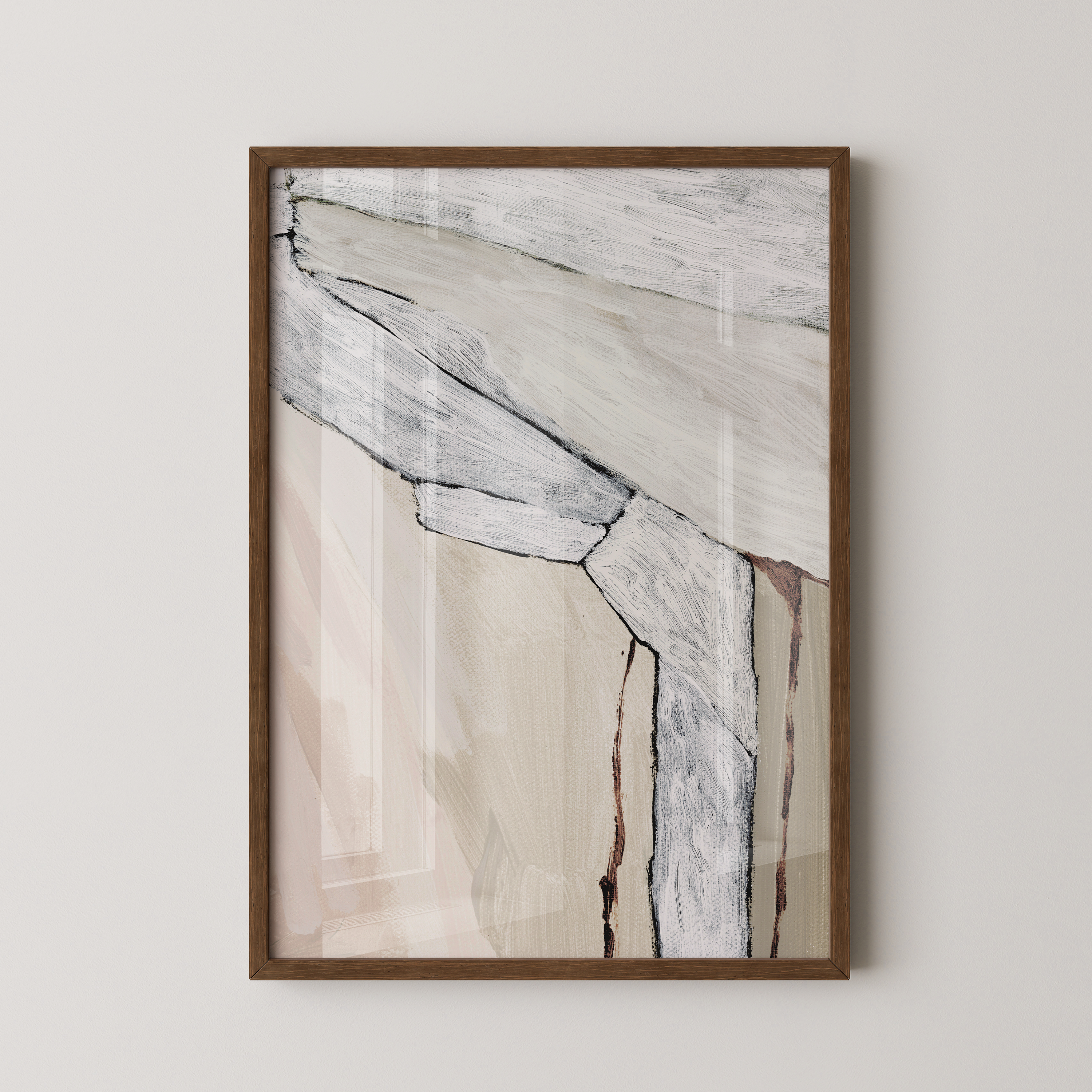 יצירה אבסטרקטית בגוונים טבעיים של חול, שמנת ואפור עם משיכות מכחול טקסטורליות במסגרת עץ.