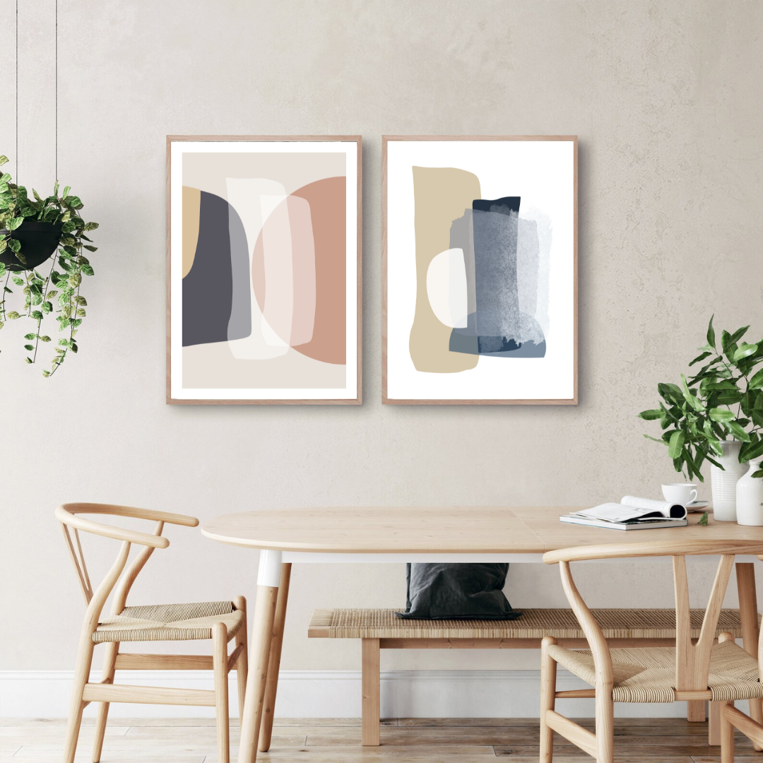 סט של שני פוסטרים ממוסגרים בסגנון אבסטרקטי, עם צורות אורגניות בגווני בז', כחול עמוק ואפרסק, המשדרים הרמוניה ורוגע.