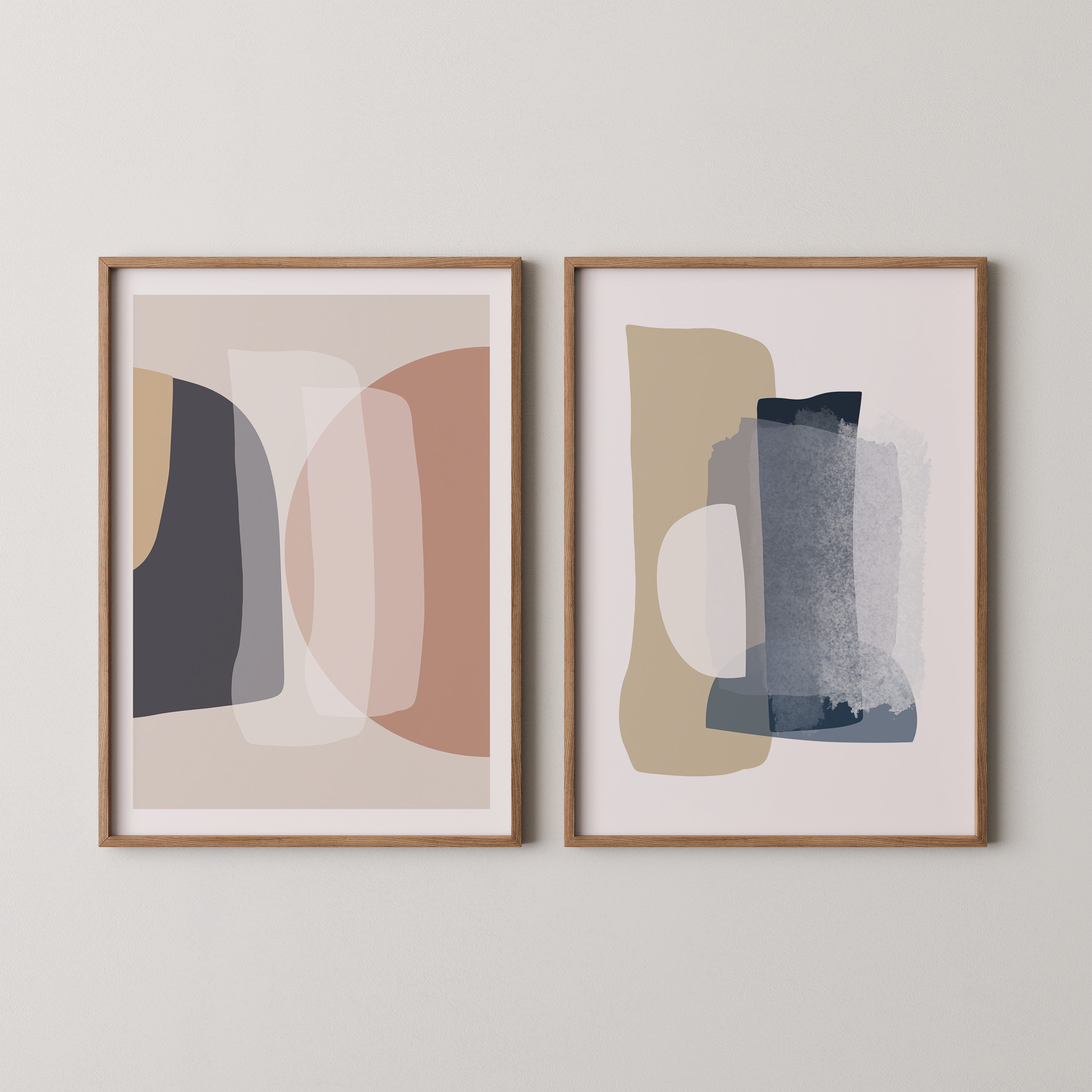 סט של שני פוסטרים ממוסגרים בסגנון אבסטרקטי, עם צורות אורגניות בגווני בז', כחול עמוק ואפרסק, המשדרים הרמוניה ורוגע.