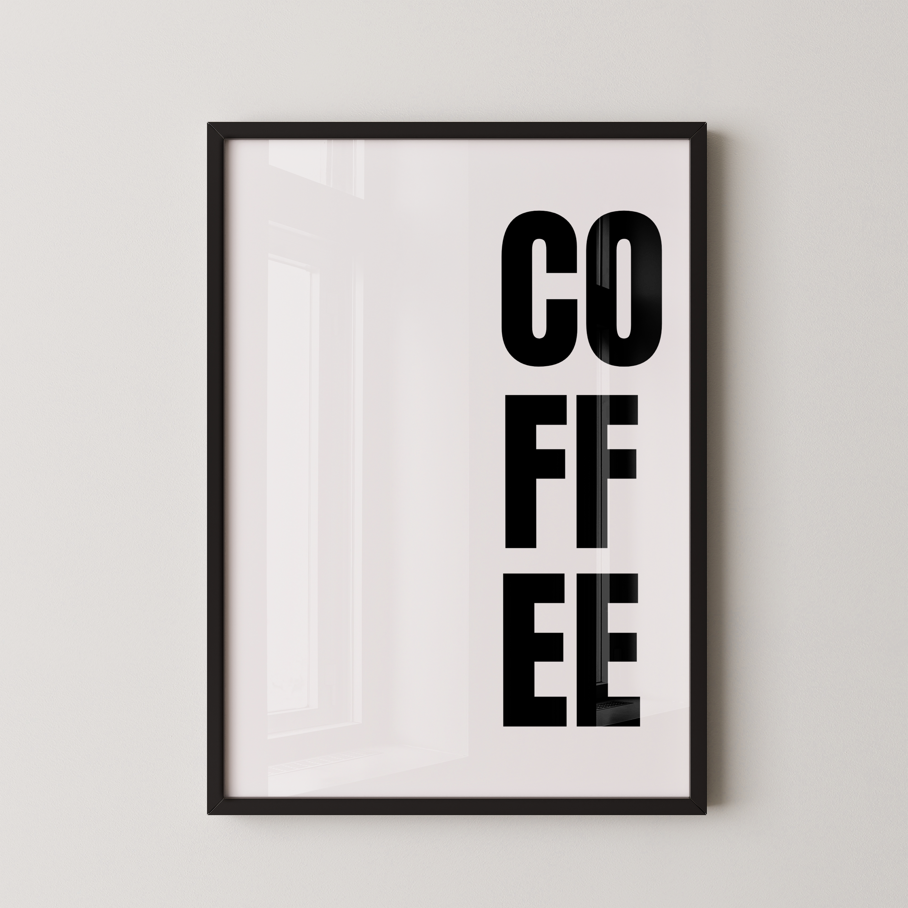 פוסטר טיפוגרפי עם כיתוב COFFEE באותיות שחורות על רקע בהיר, מתאים לפינת קפה במטבח.