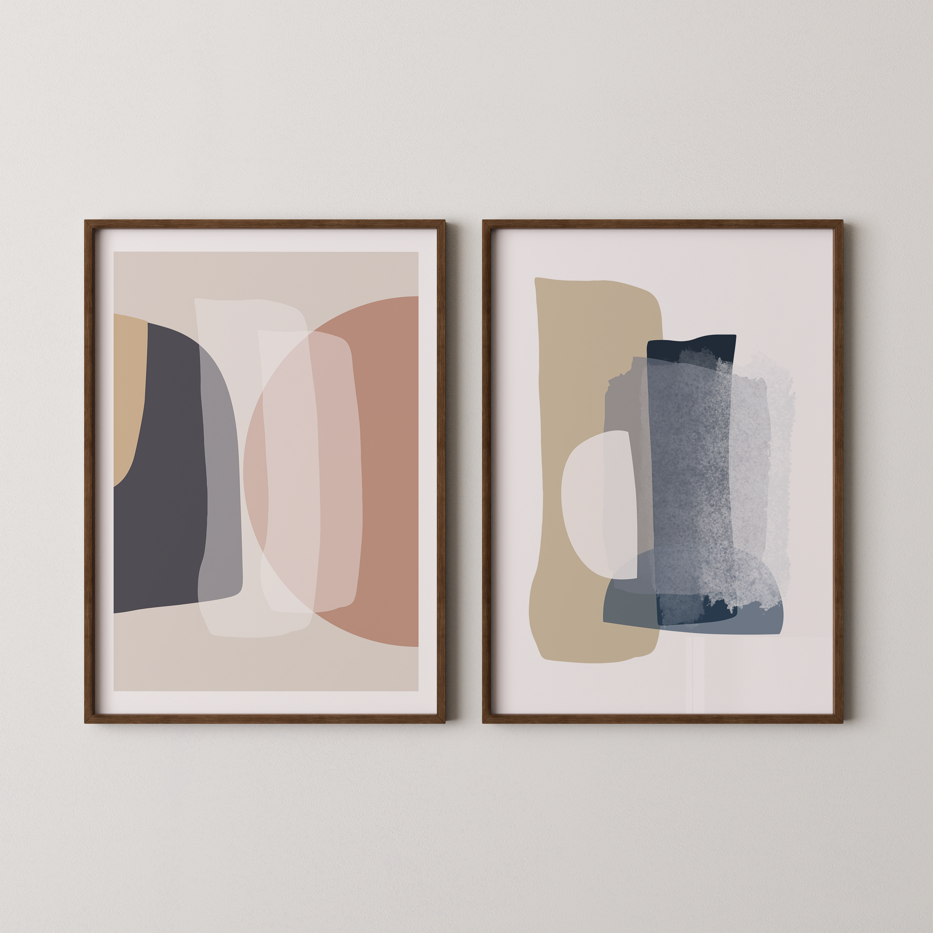 סט של שני פוסטרים ממוסגרים בסגנון אבסטרקטי, עם צורות אורגניות בגווני בז', כחול עמוק ואפרסק, המשדרים הרמוניה ורוגע.