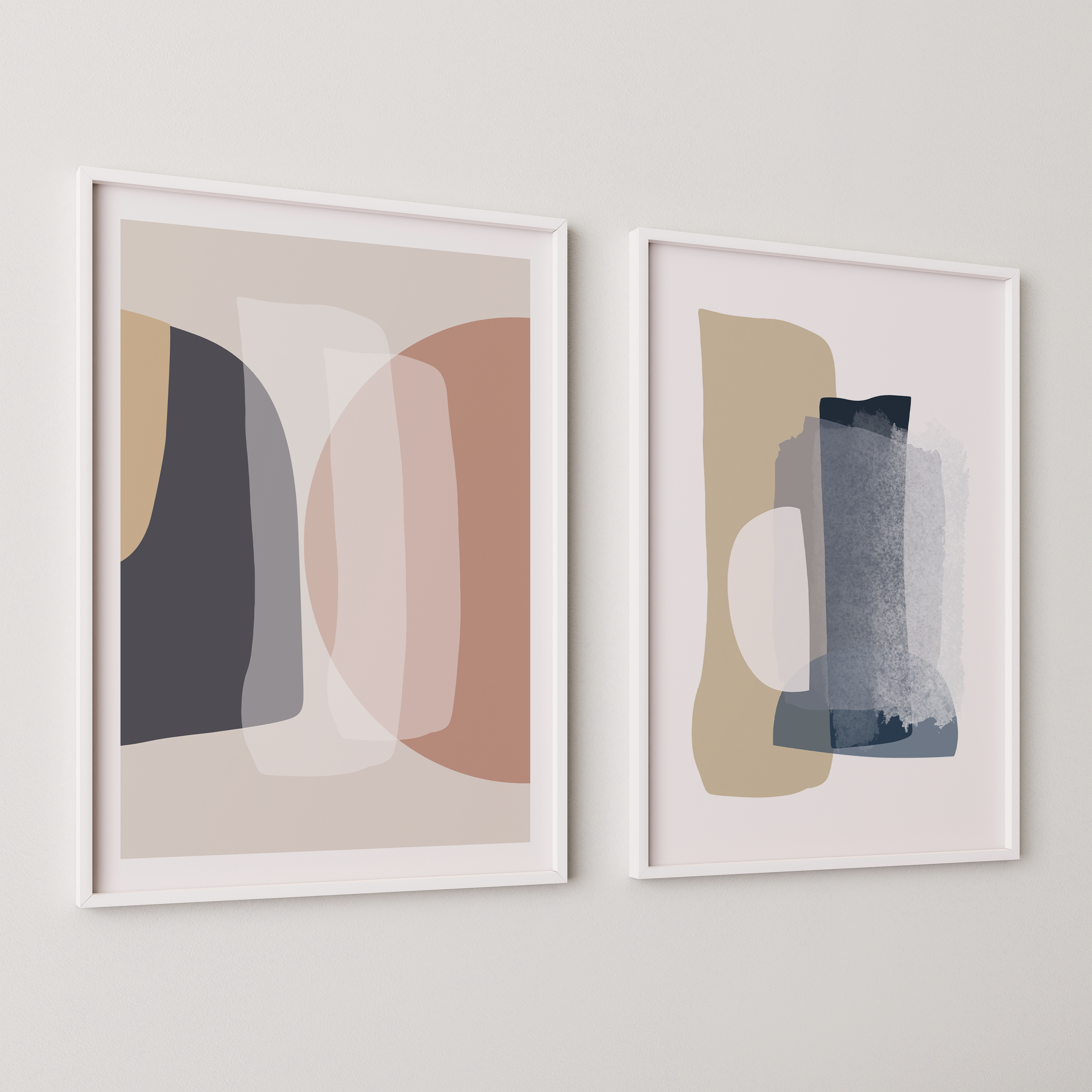 סט של שני פוסטרים ממוסגרים בסגנון אבסטרקטי, עם צורות אורגניות בגווני בז', כחול עמוק ואפרסק, המשדרים הרמוניה ורוגע.