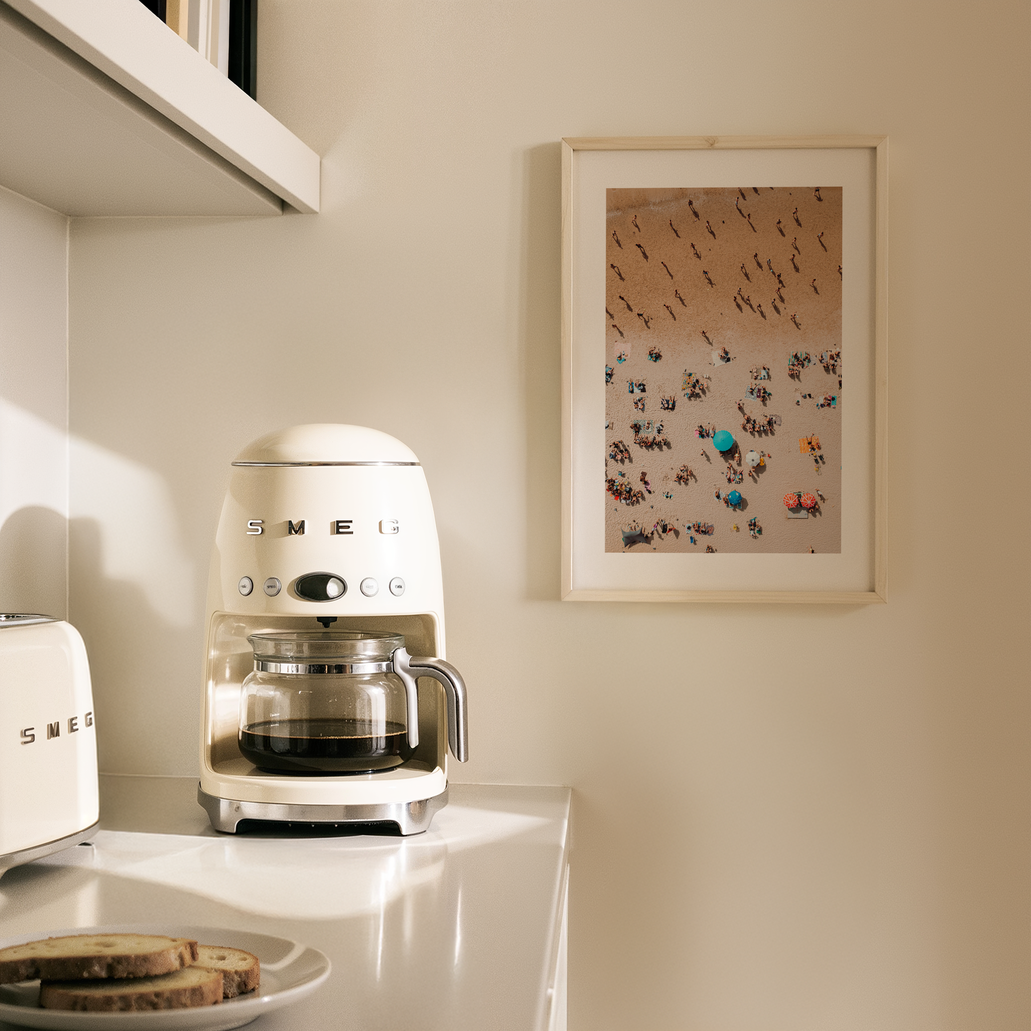 חוף בהרצליה — צילום אוויר מאת שי אשכנזי. אנשים וצללים על חוף הים, מבט רחפן אבסטרקטי.