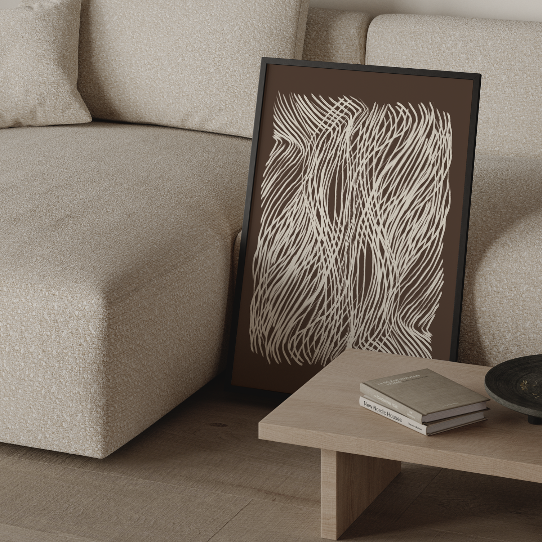 יצירה מודרנית עם קווים לבנים דינמיים על רקע כהה, מושלמת לקישוט חללים מעוצבים כמו סלון, משרד או פינת אוכל.