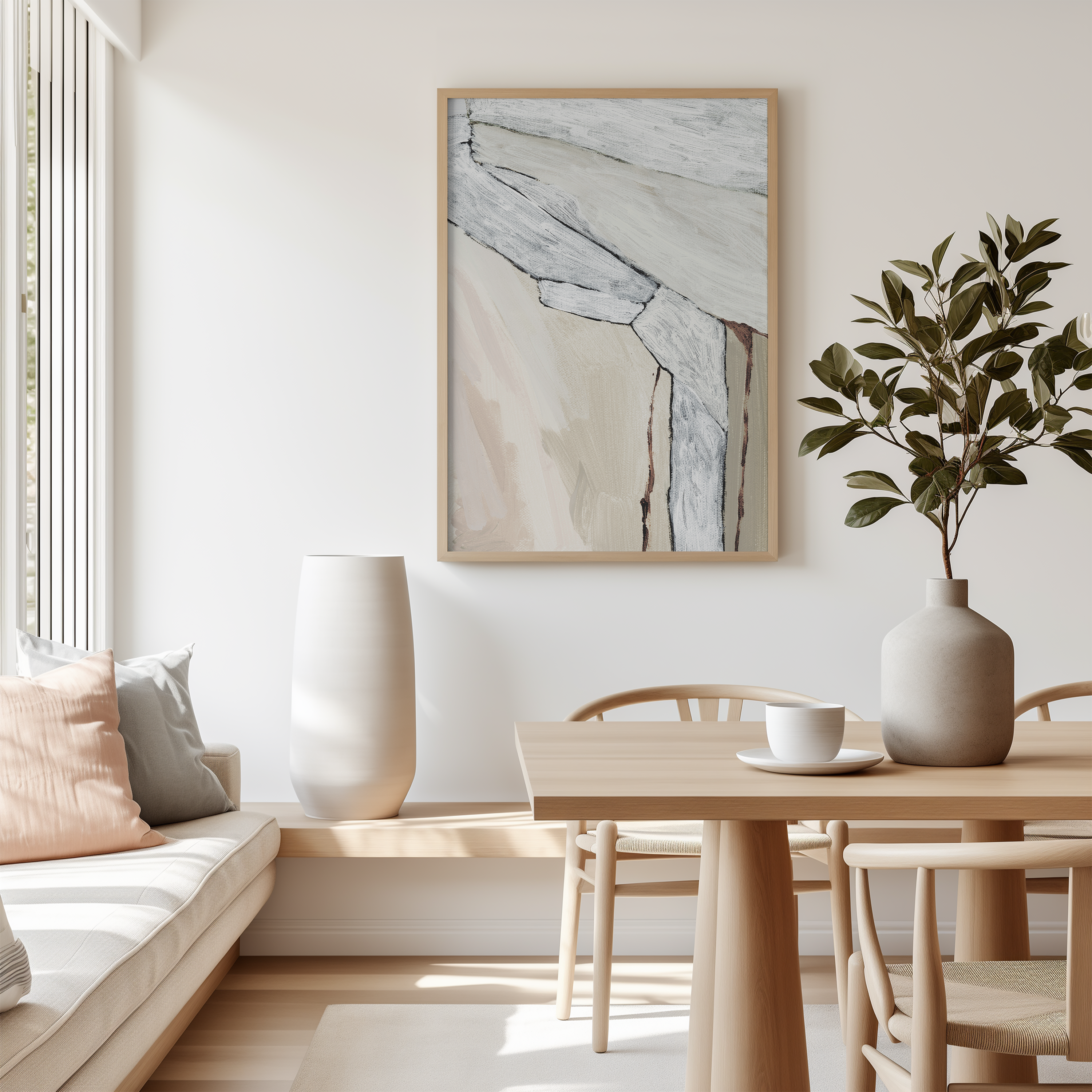 יצירה אבסטרקטית בגוונים טבעיים של חול, שמנת ואפור עם משיכות מכחול טקסטורליות במסגרת עץ.