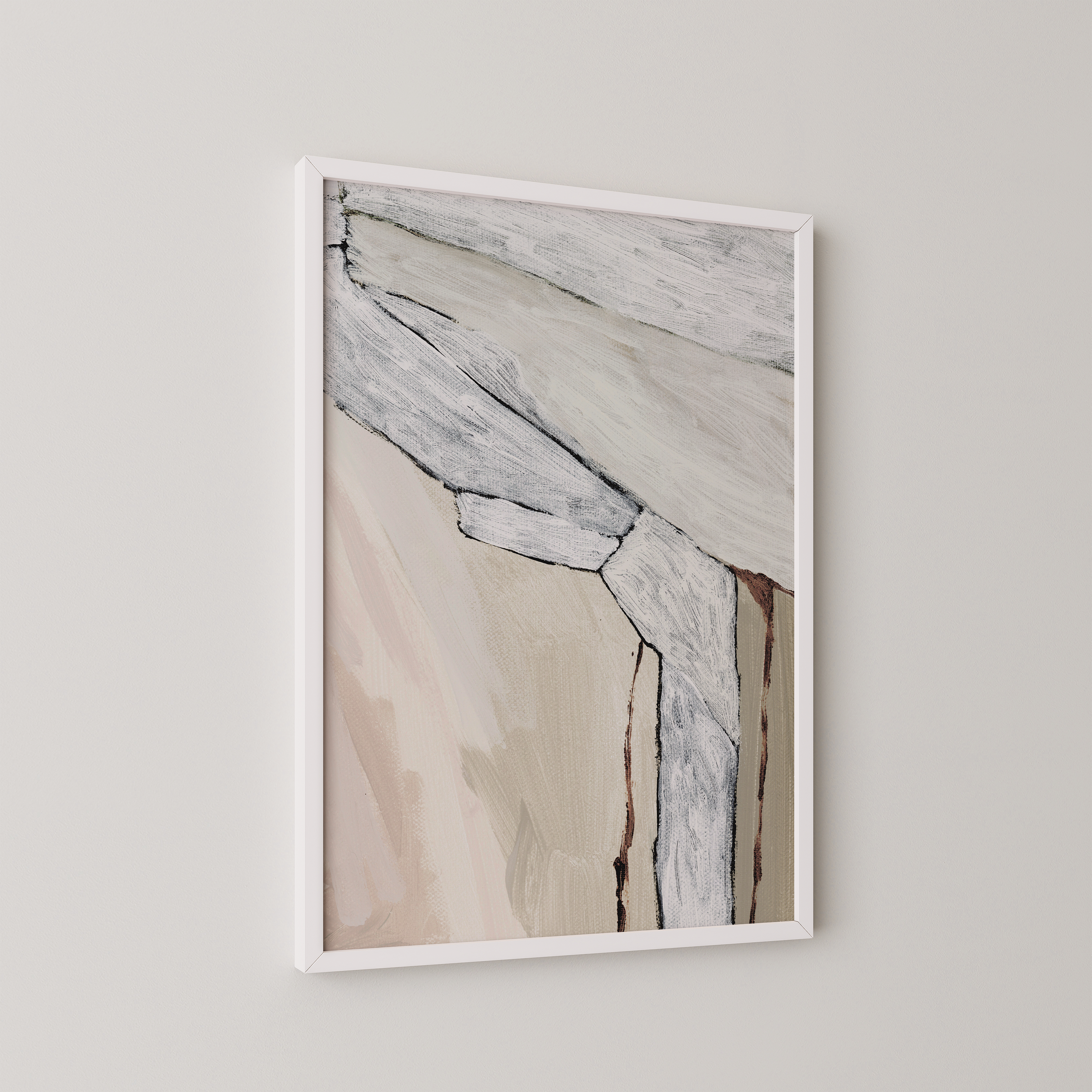 יצירה אבסטרקטית בגוונים טבעיים של חול, שמנת ואפור עם משיכות מכחול טקסטורליות במסגרת עץ.