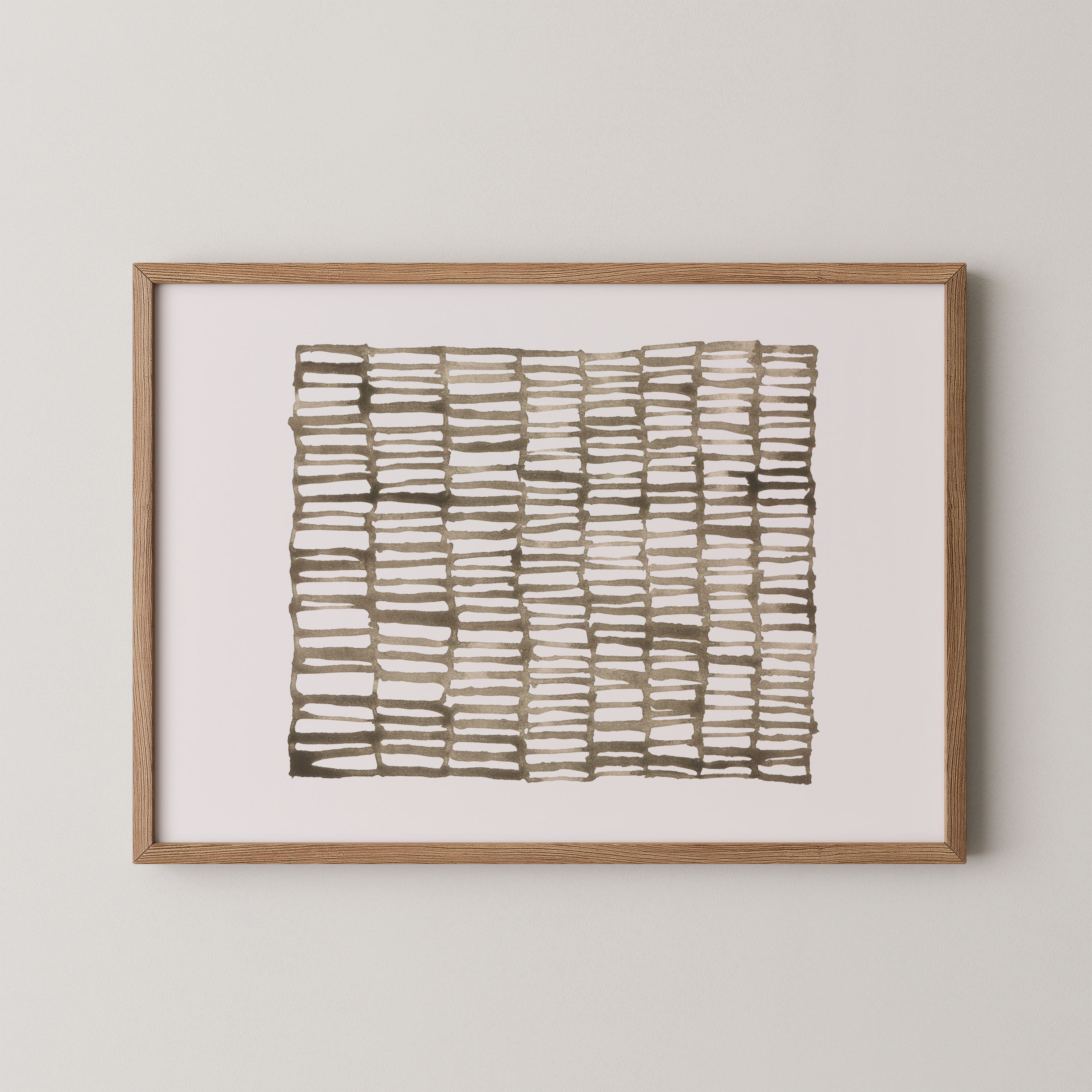 יצירת אמנות מינימליסטית אלטינס – דפוס גיאומטרי מופשט בגווני שחור וחום במסגרת עץ, תלוי על קיר בהיר.