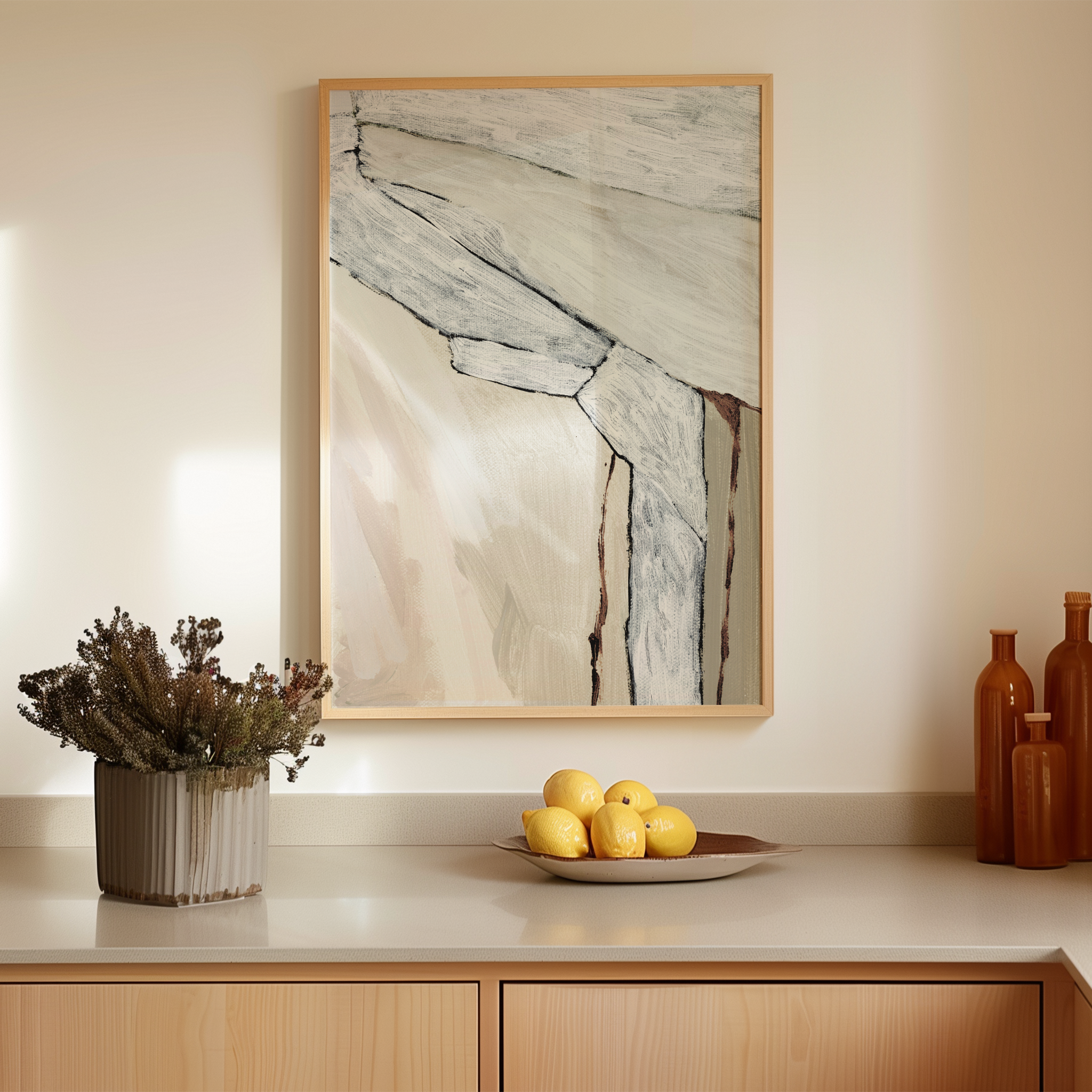 יצירה אבסטרקטית בגוונים טבעיים של חול, שמנת ואפור עם משיכות מכחול טקסטורליות במסגרת עץ.