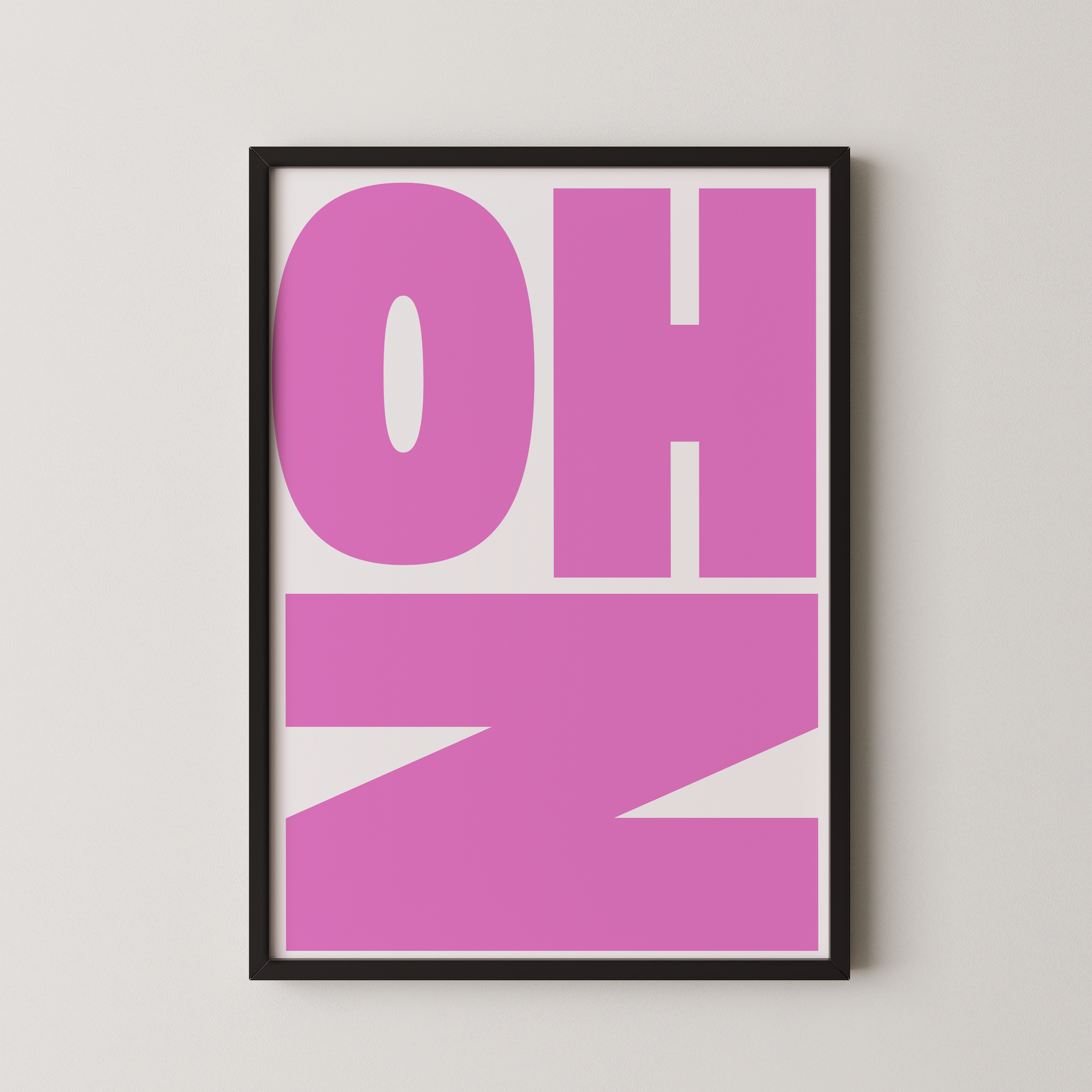 פוסטר טיפוגרפי מודרני עם הכיתוב "OH NO" בצבע ורוד ולבן, ממוסגר ומוצג על קיר בחדר שינה מעוצב.