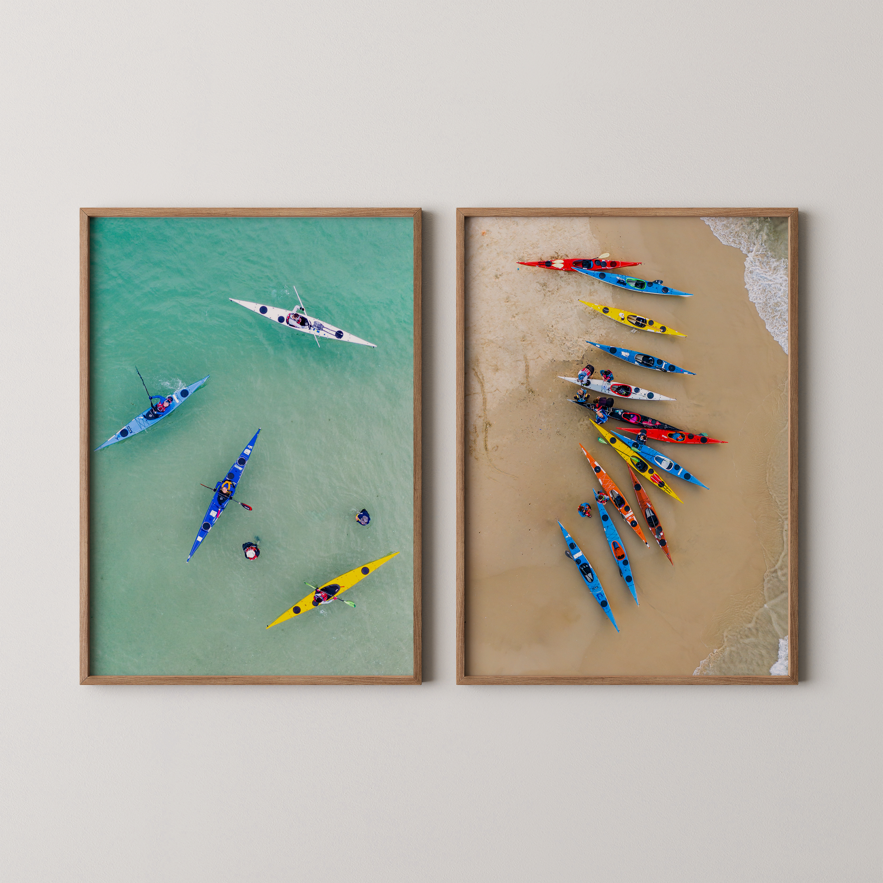 סט צילומים ממוסגר של גלעד טופז – קיאקים צבעוניים במים הטורקיז ובחוף הרצליה בצילום אווירי מלמעלה